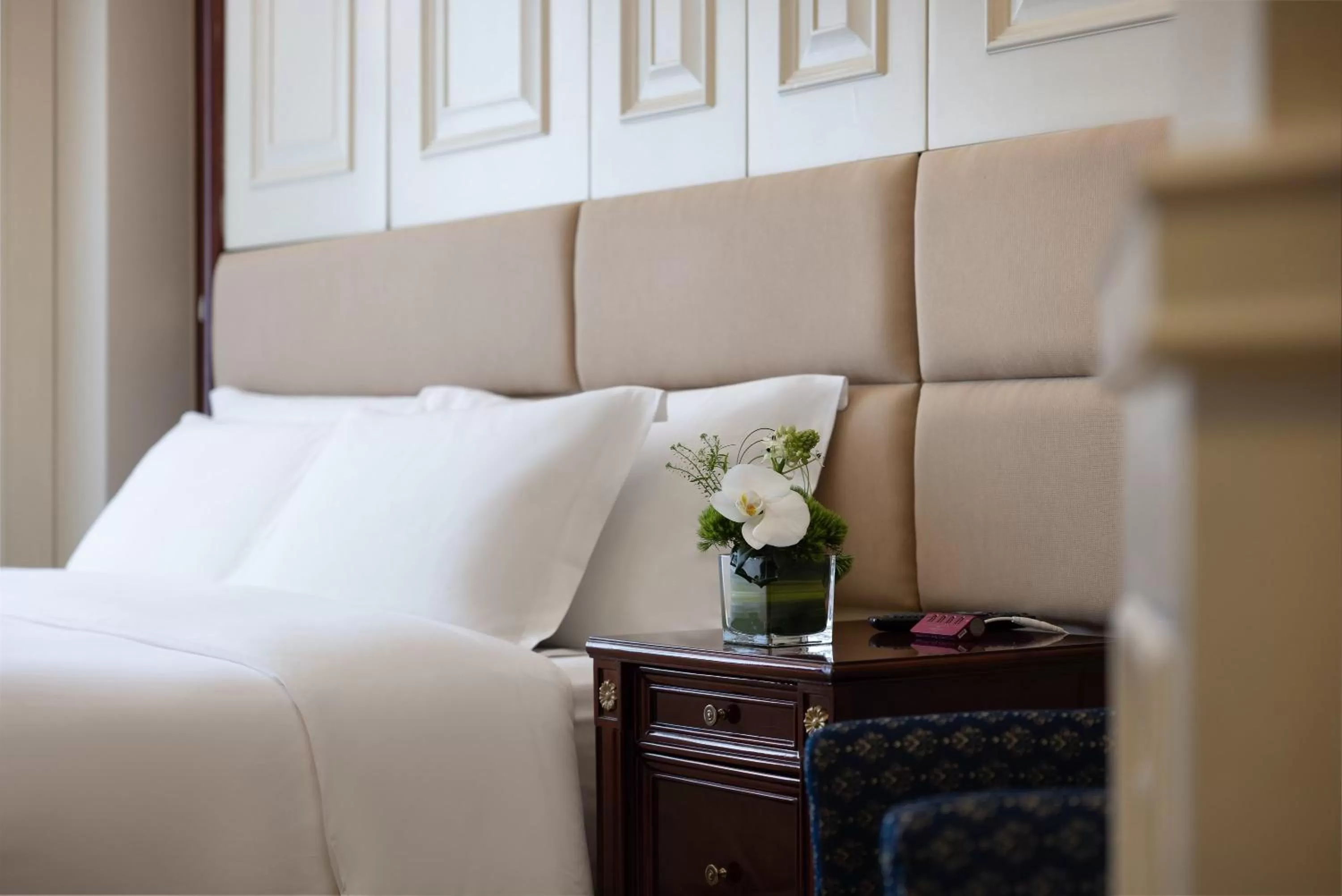 Photo of the whole room, Bed in Crowne Plaza Hotel & Suites Landmark Shenzhen, an IHG Hotel - Nearby Luohu Border, Indoor heated swimming pool, Receive RMB100 SPA coupon upon check-in