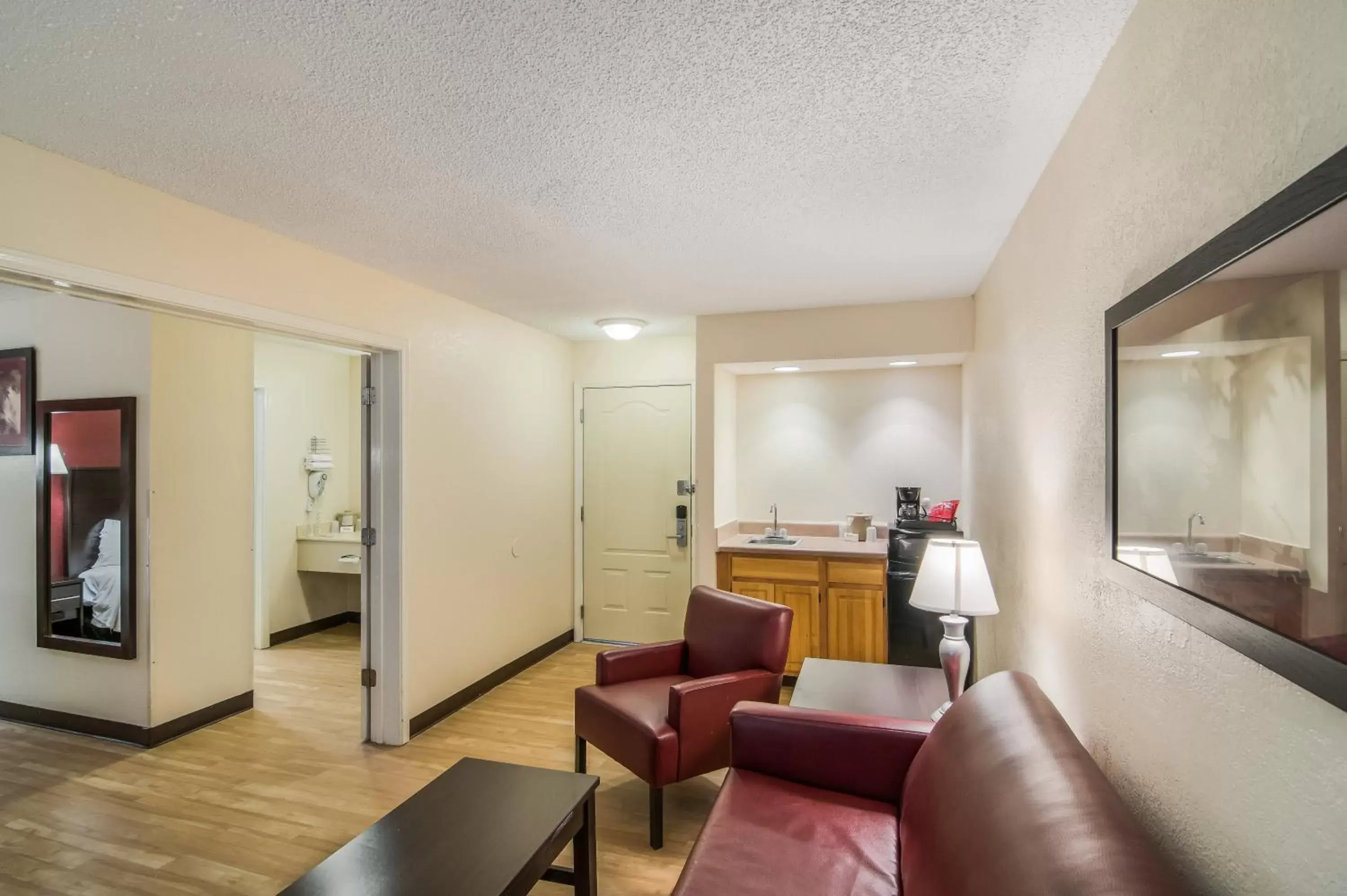 Bedroom, Seating Area in Red Roof Inn & Suites Pensacola East - Milton