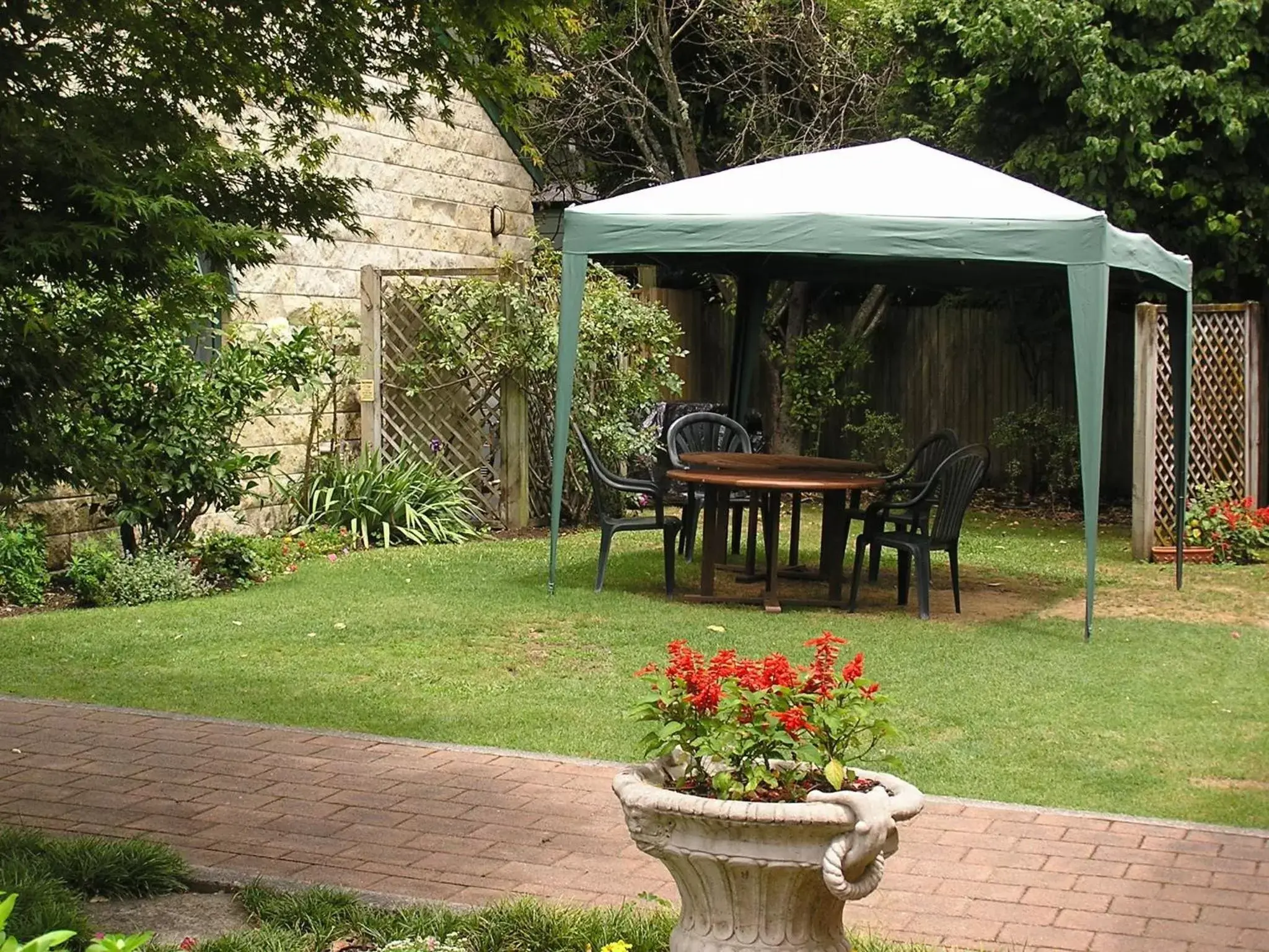 Patio, Garden in Cambridge Mews Motel