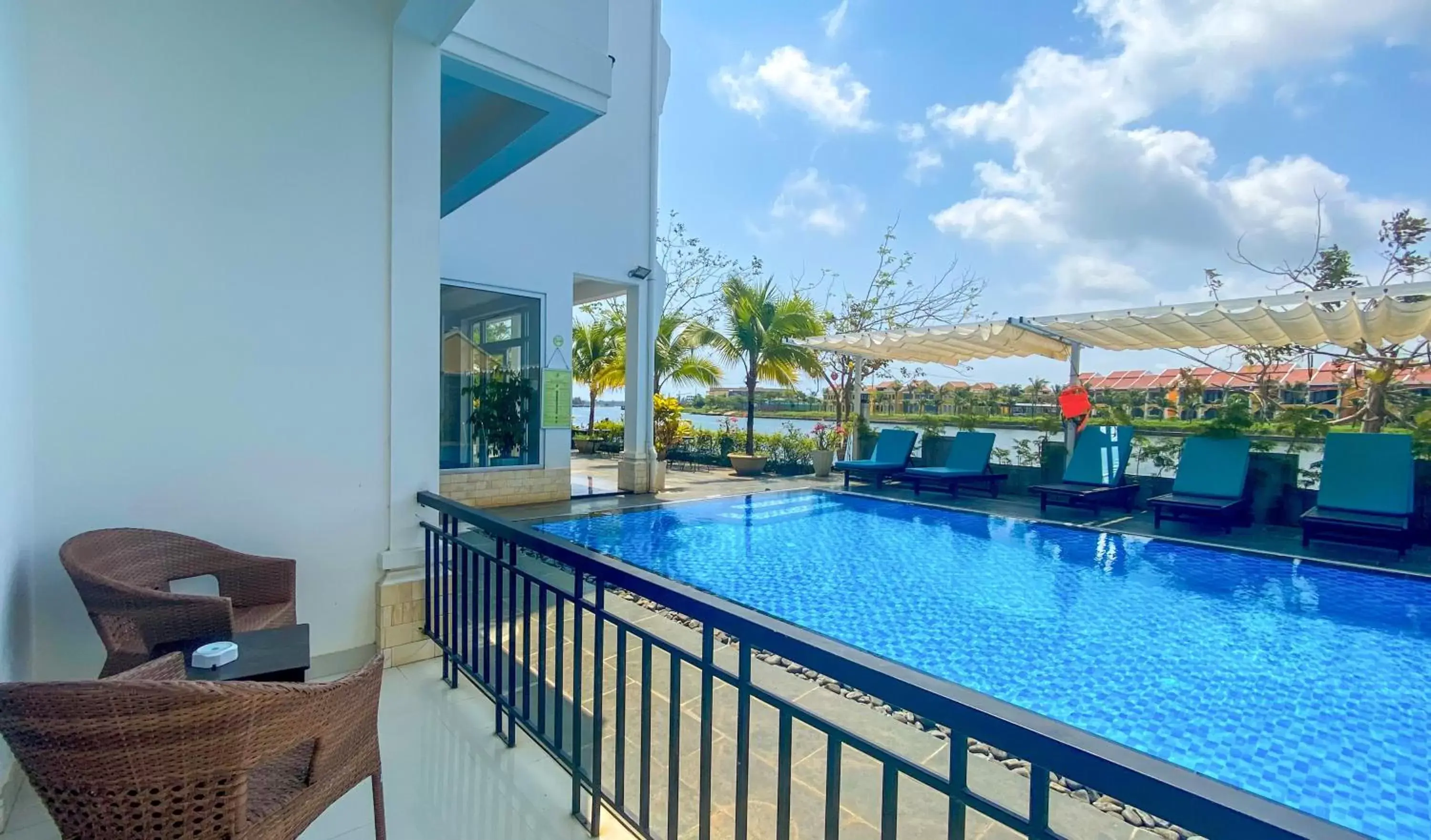 Pool view, Swimming Pool in Riverside White House Hotel