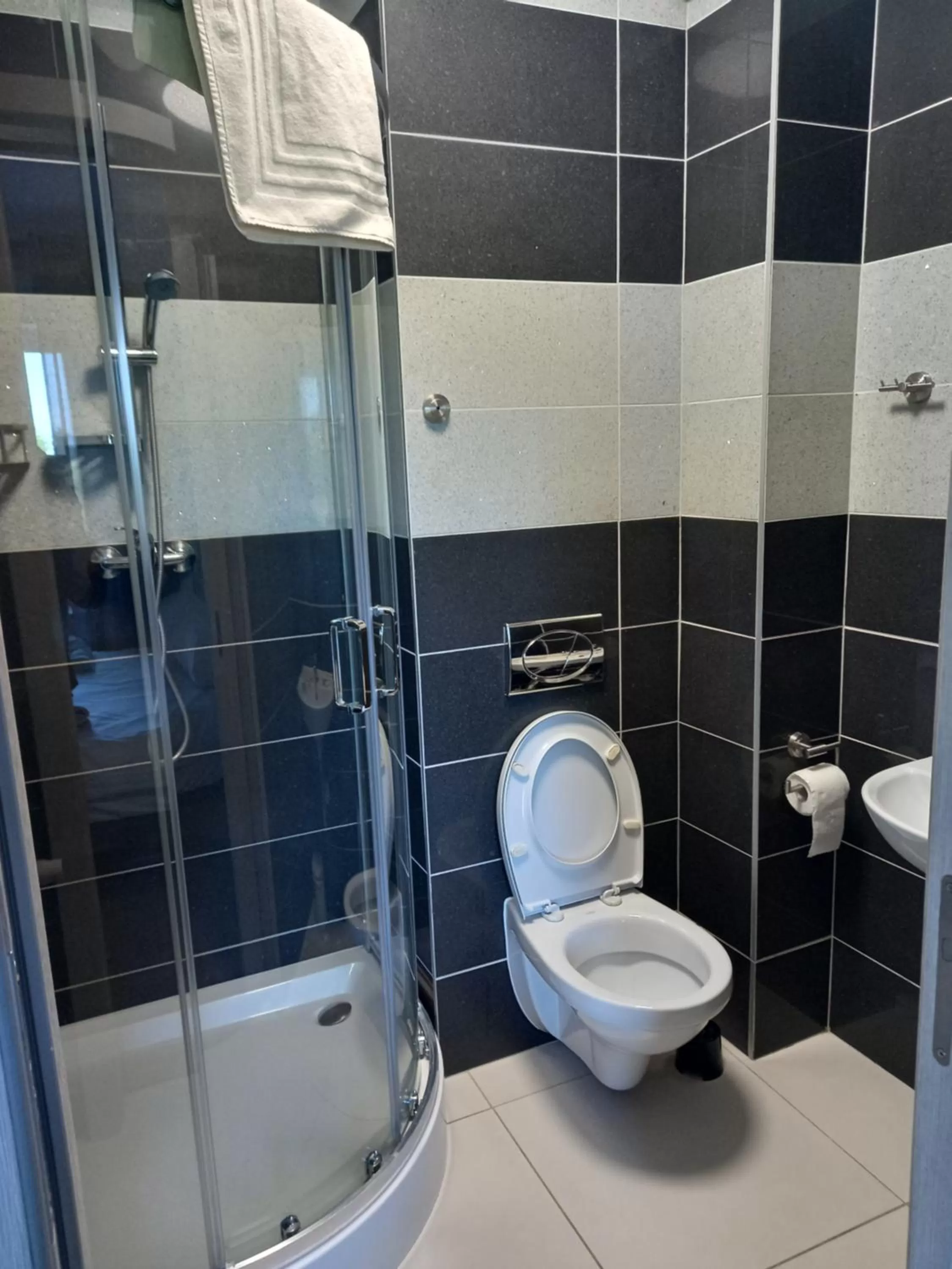 Bathroom in Leon's Rooms