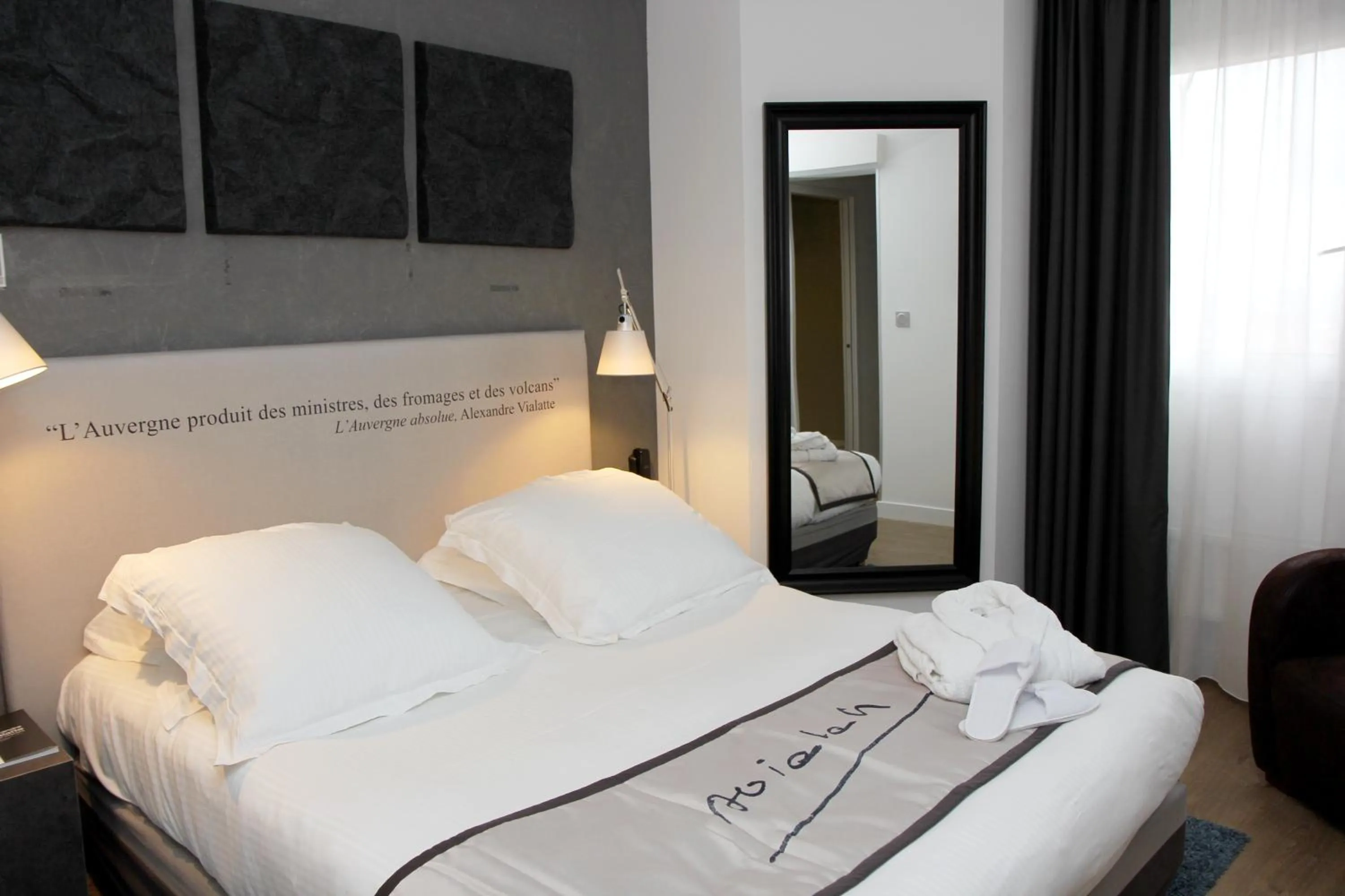 Photo of the whole room, Bed in Hotel Litteraire Alexandre Vialatte, BW Signature Collection