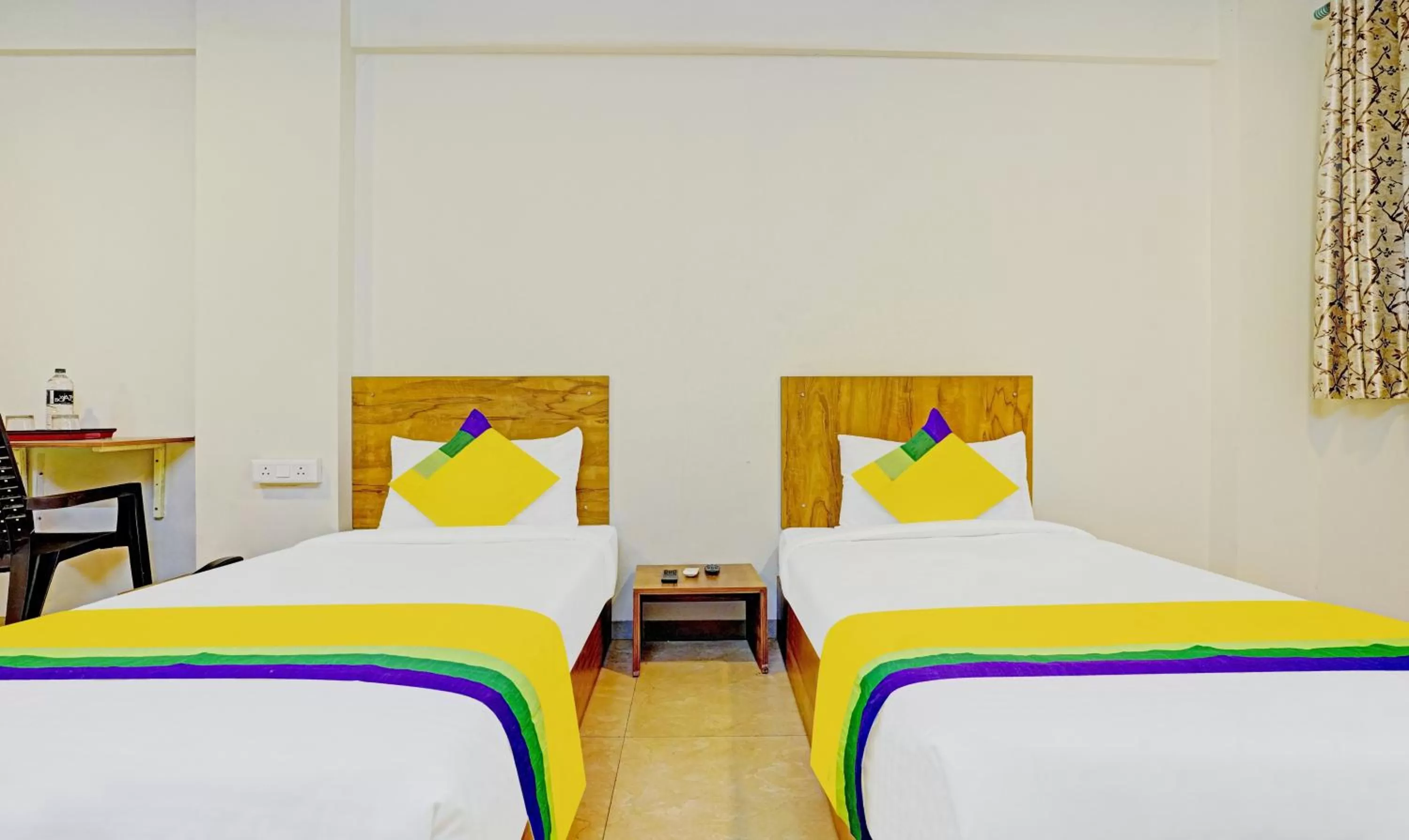 Bedroom, Bed in Itsy Hotels Oasis Pride
