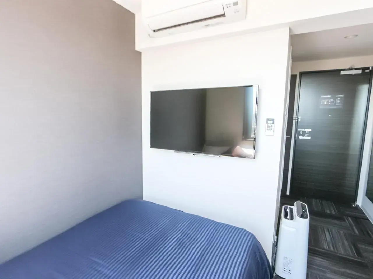 Bed, TV/Entertainment Center in HOTEL LiVEMAX Takadanobaba Ekimae