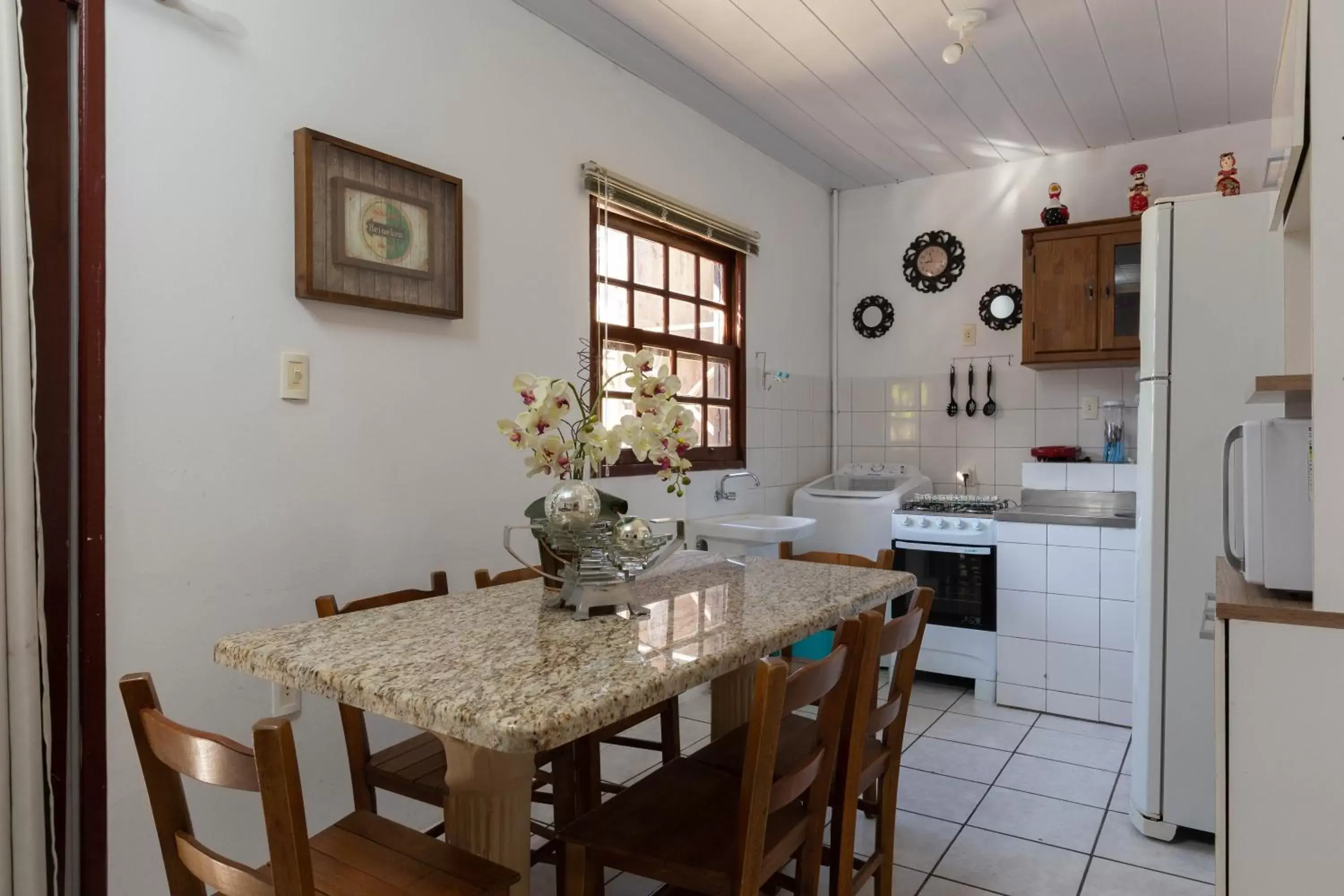 Kitchen or kitchenette, Dining Area in Pousada Recanto do Aconchego