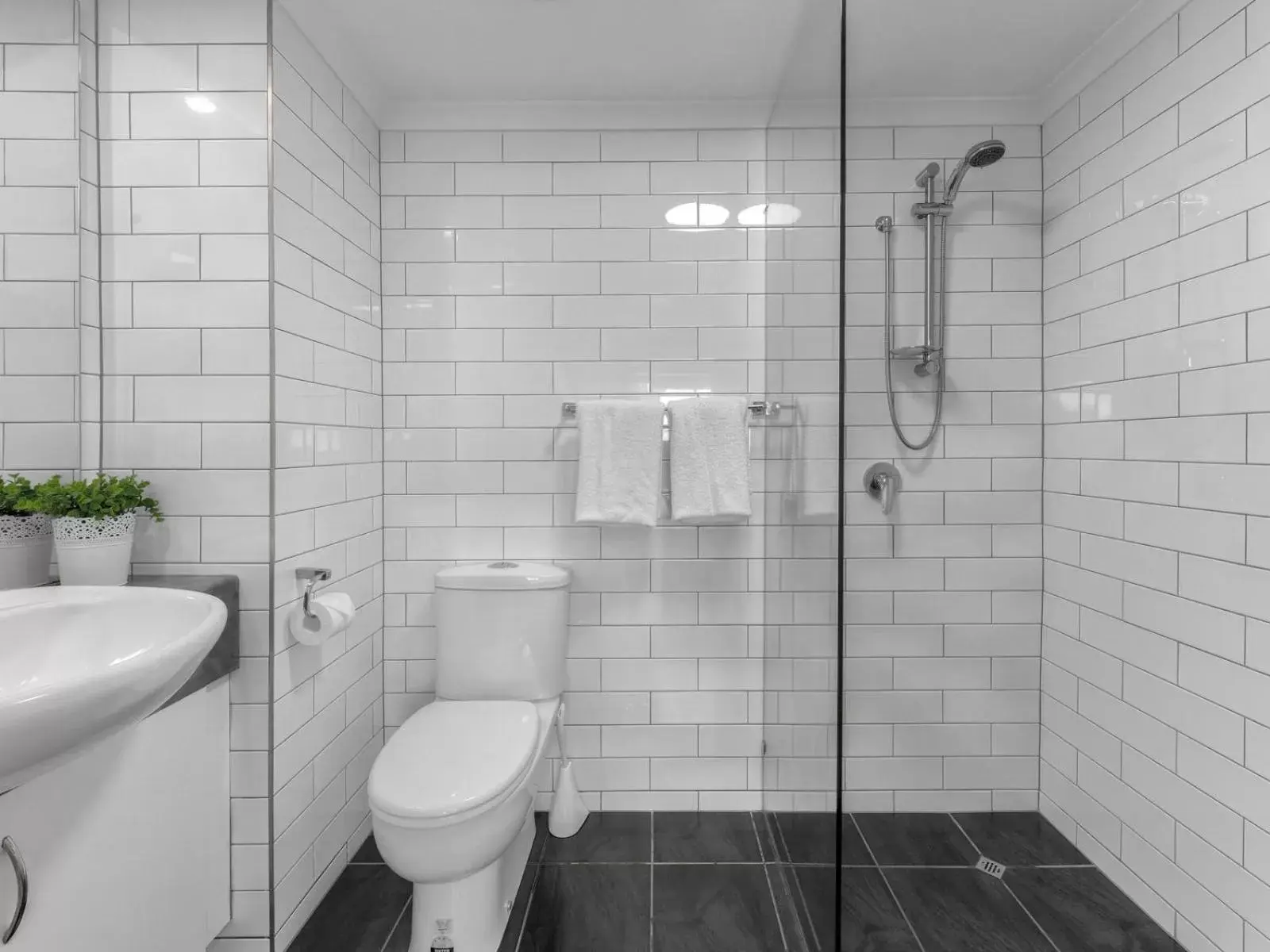 Shower, Bathroom in Central Brunswick Apartment Hotel