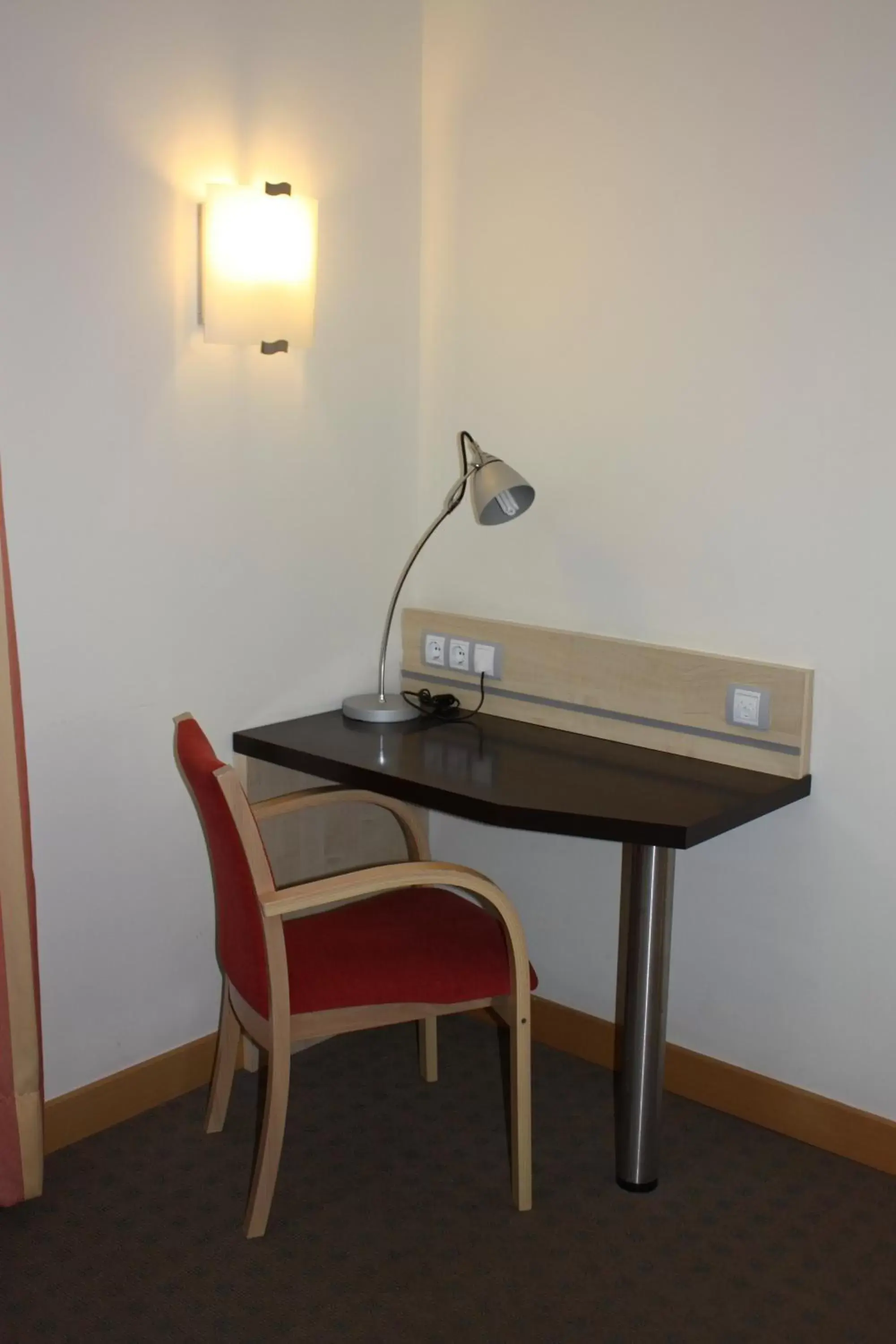 Standard Double Room - Mobility Accessible in Holiday Inn Express Molins de Rei Standard Double Room - Mobility Accessible in Holiday Inn Express Molins de Rei