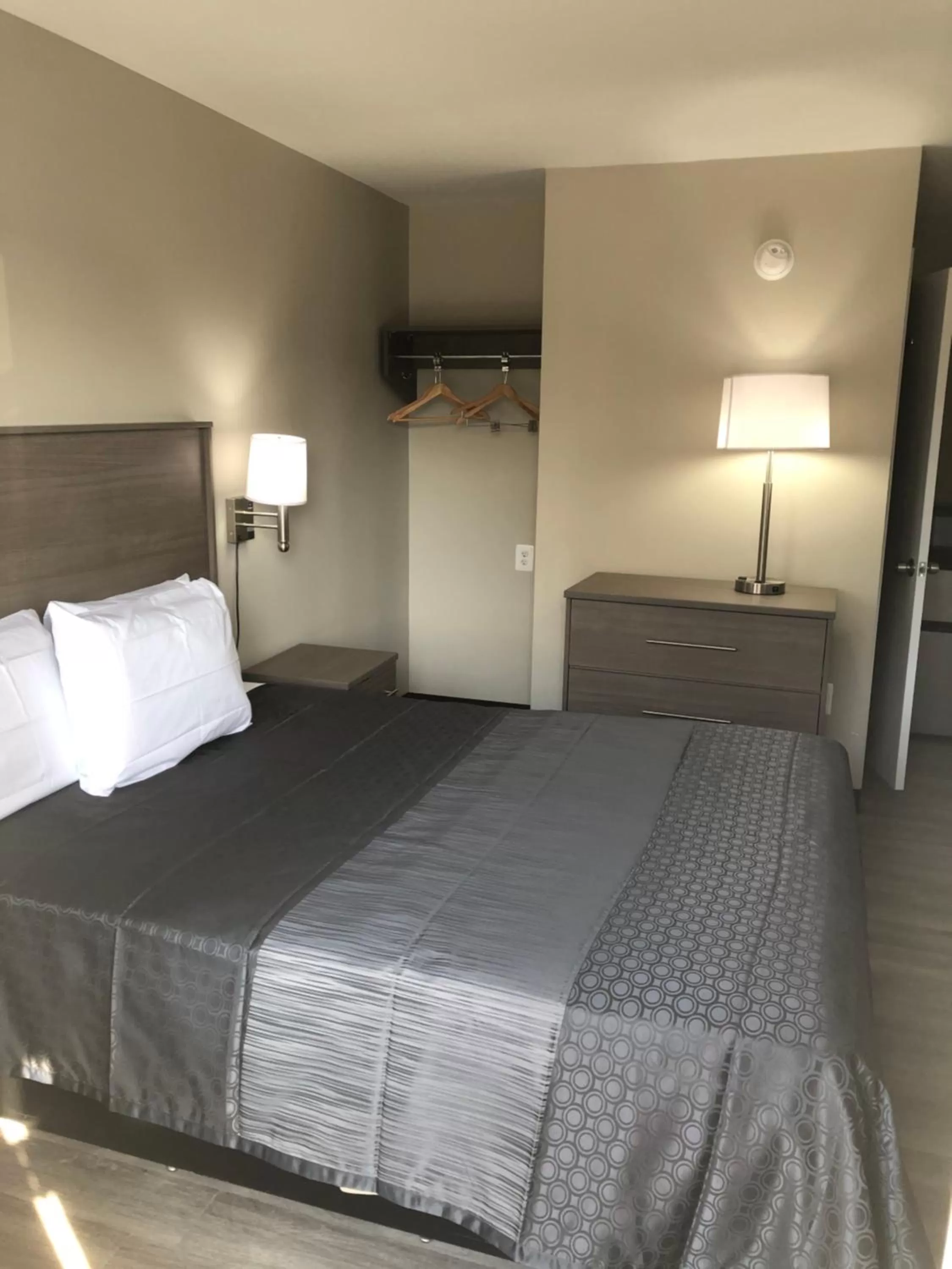 Bed in Trolley Stop Motel, Media ,Near PHL Airport PA