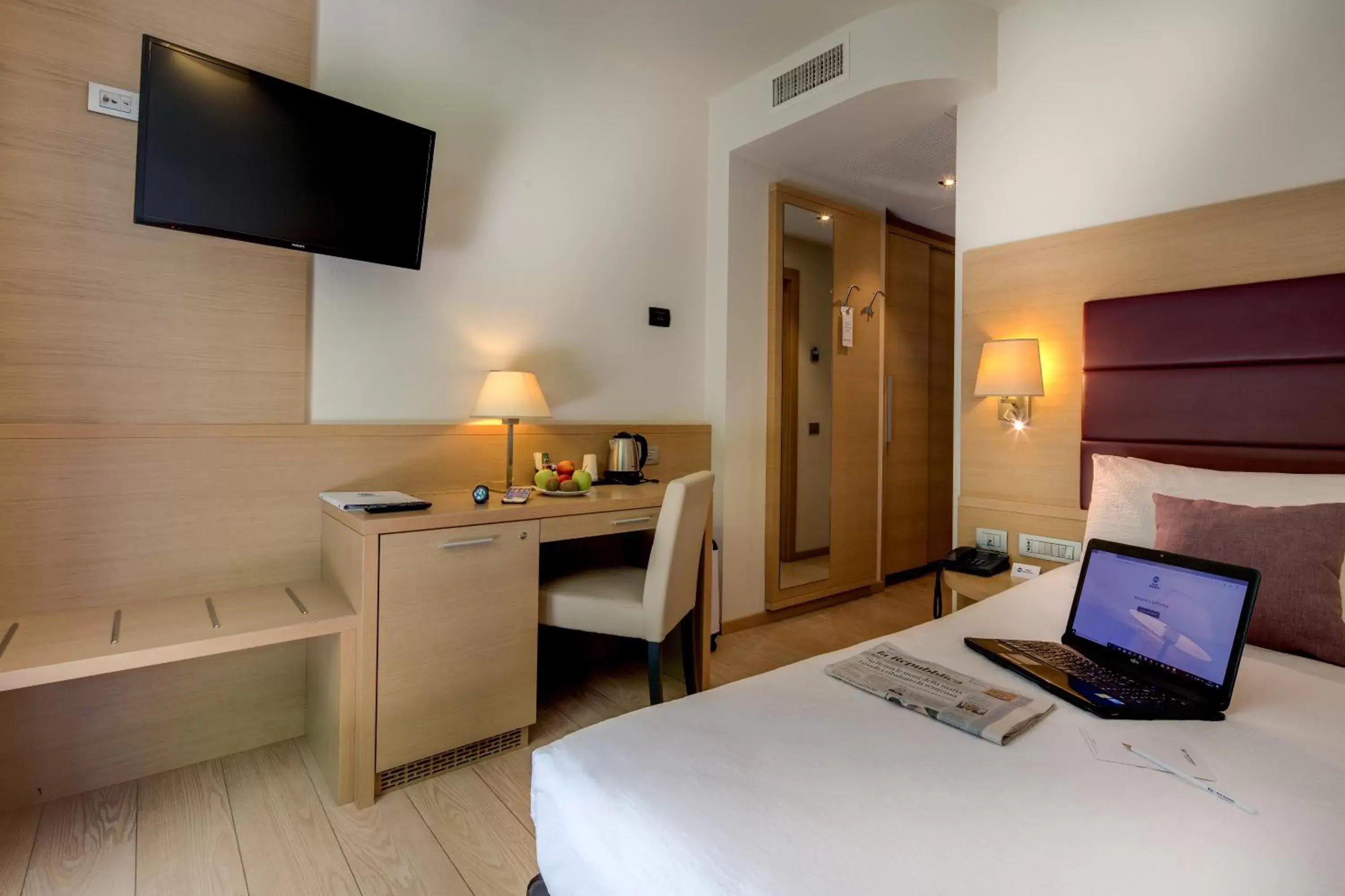 Coffee/tea facilities, Bed in Best Western Hotel Adige Coffee/tea facilities, Bed in Best Western Hotel Adige