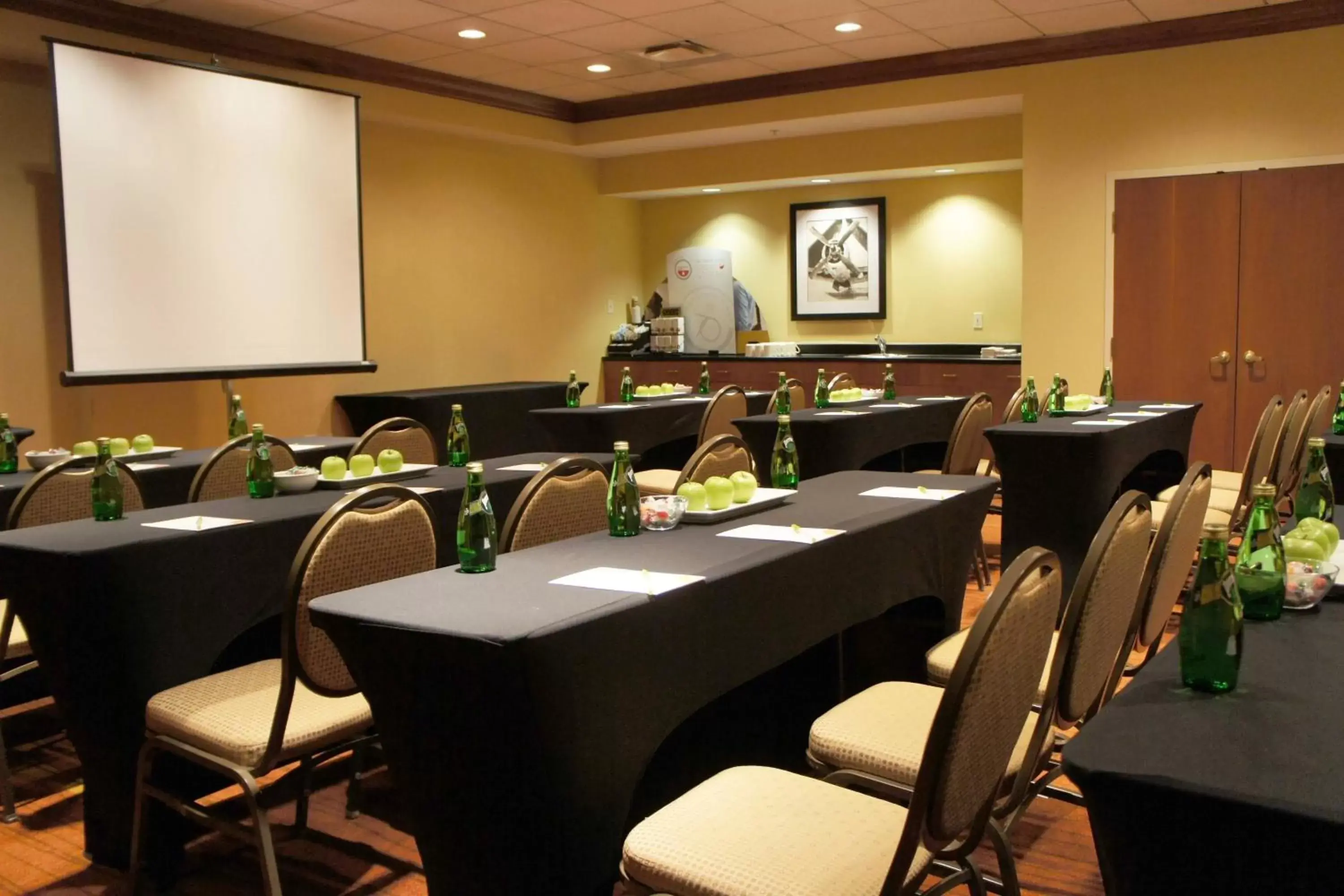 Meeting/conference room in Courtyard by Marriott Toronto Airport