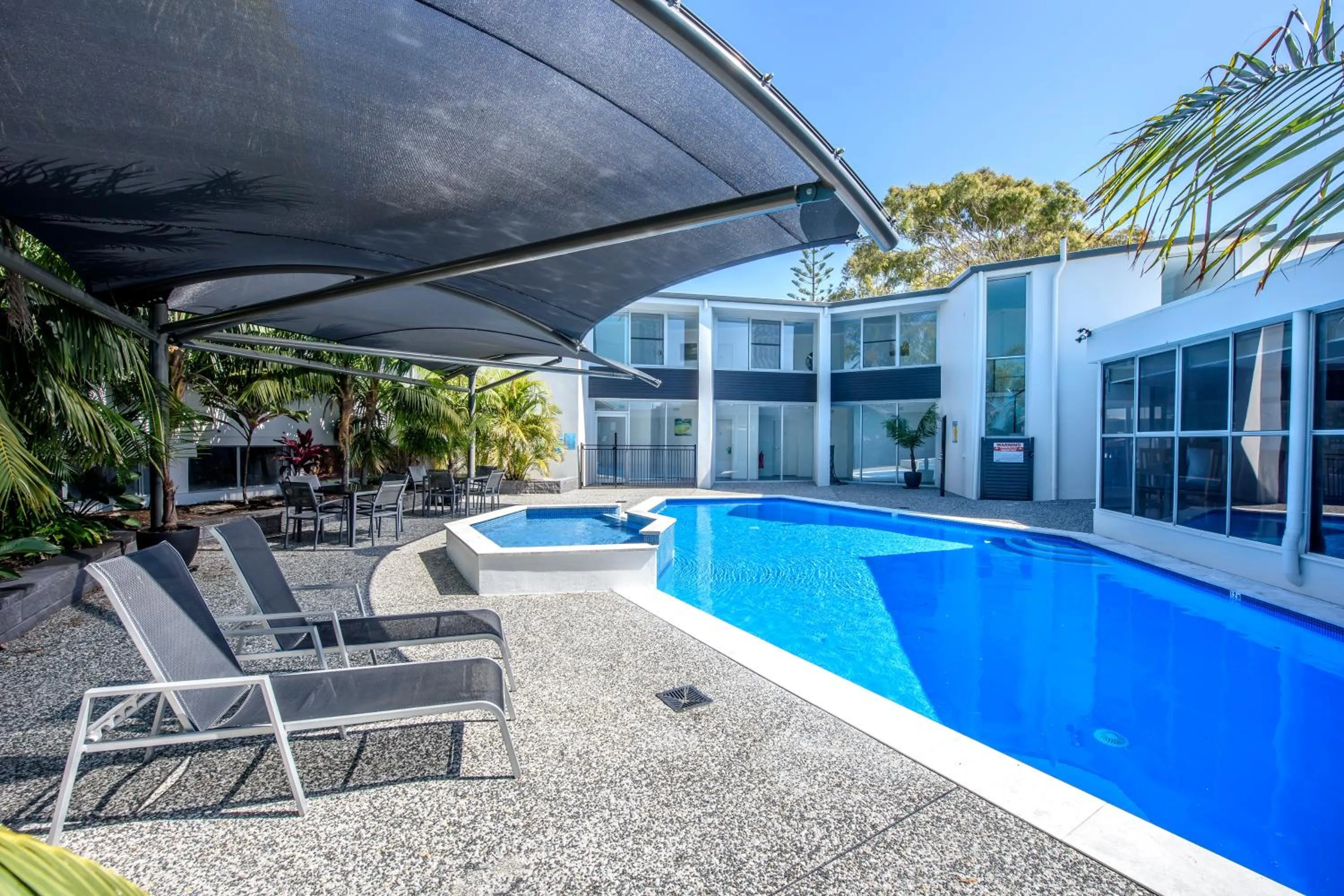 Swimming pool in Palm Court Motor Inn
