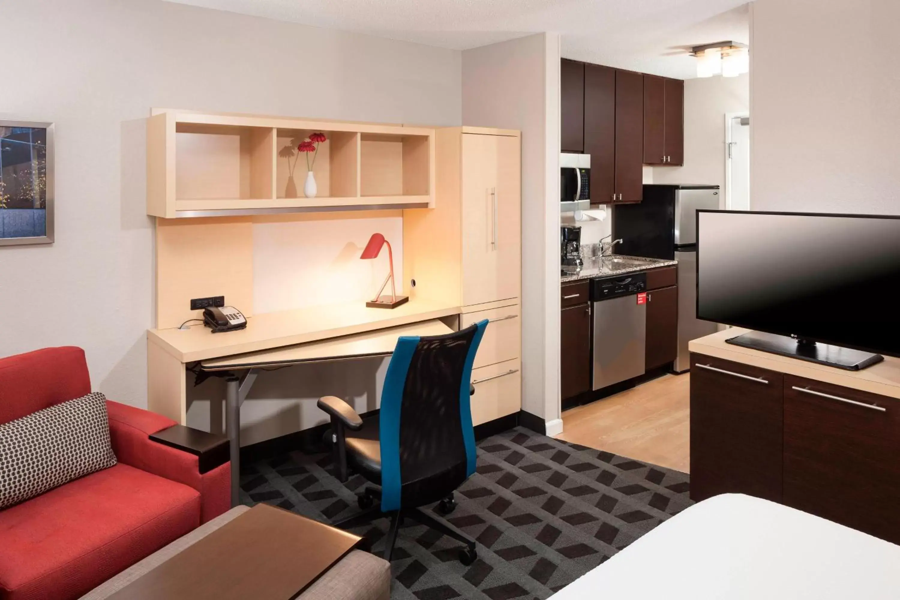 Photo of the whole room, Kitchen/Kitchenette in TownePlace Suites Columbus