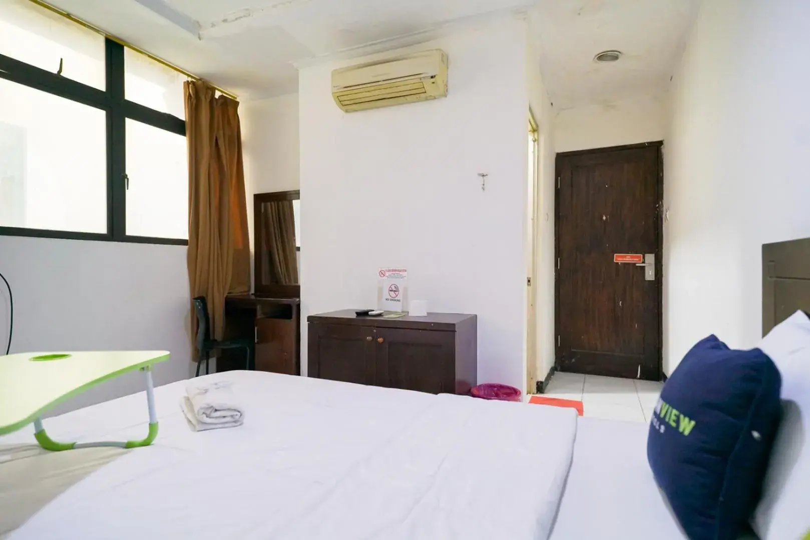 Bedroom, Bed in Urbanview Hotel Bes Mangga Besar