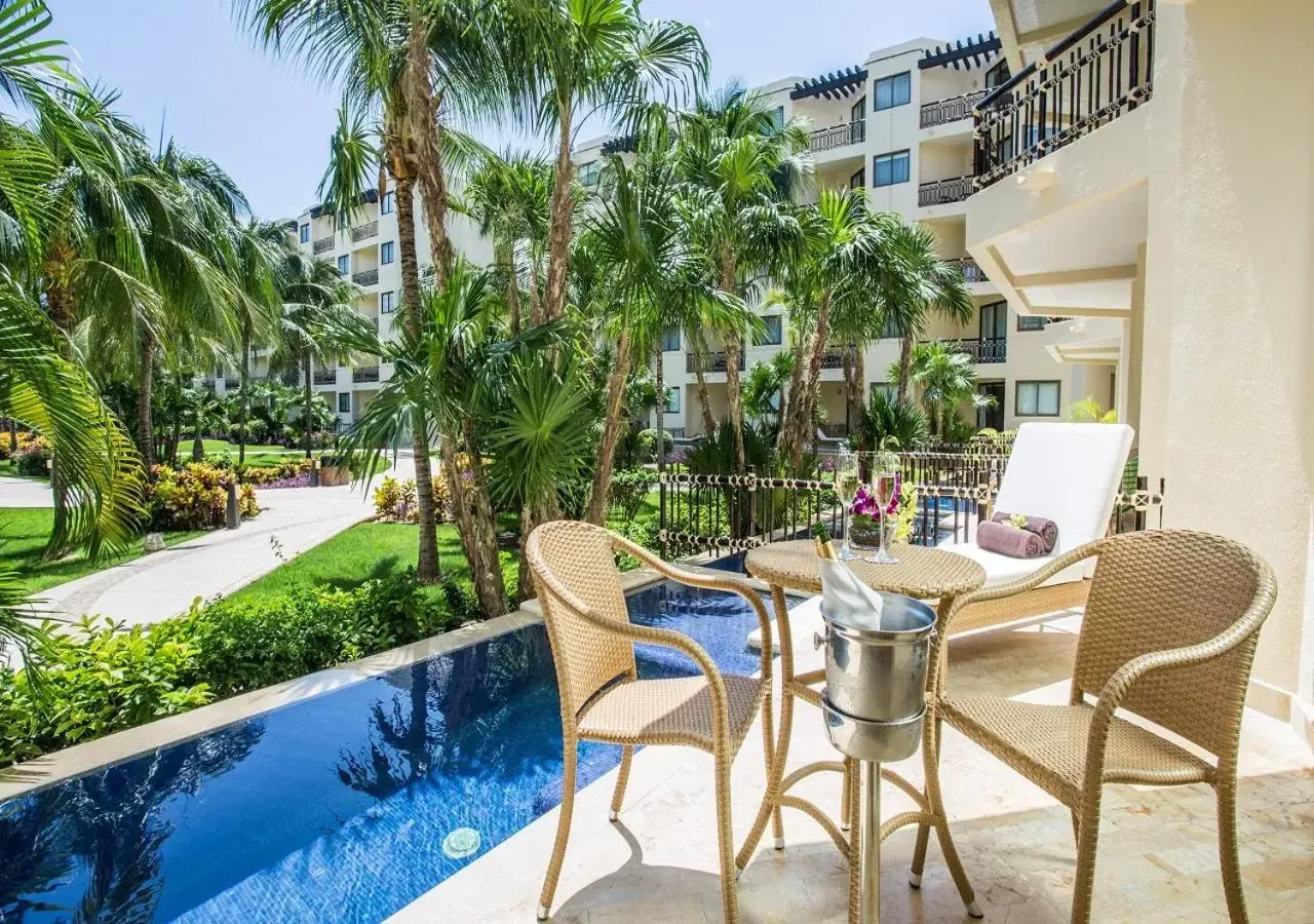 Patio, Swimming Pool in Dreams Riviera Cancun Resort & Spa - All Inclusive