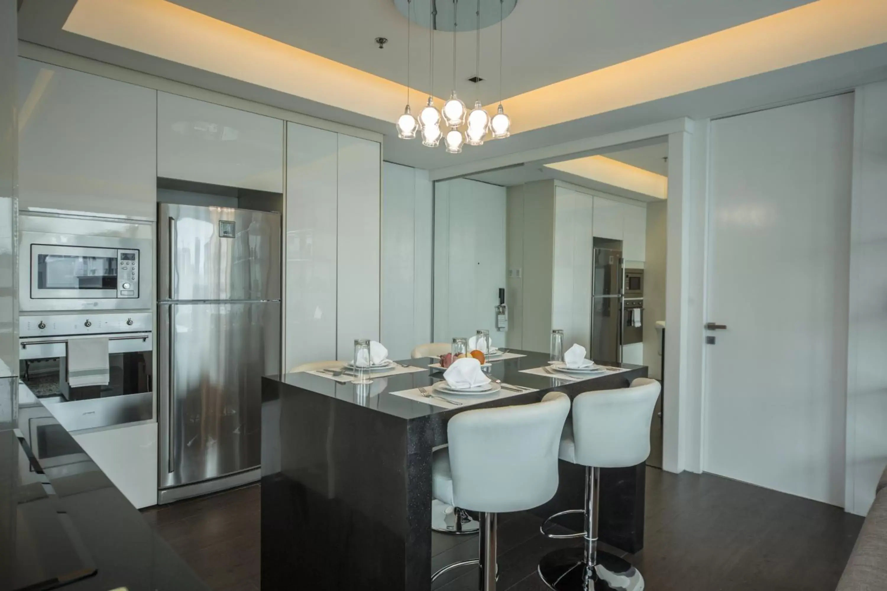 Kitchen or kitchenette, Bathroom in The Alpha Suites