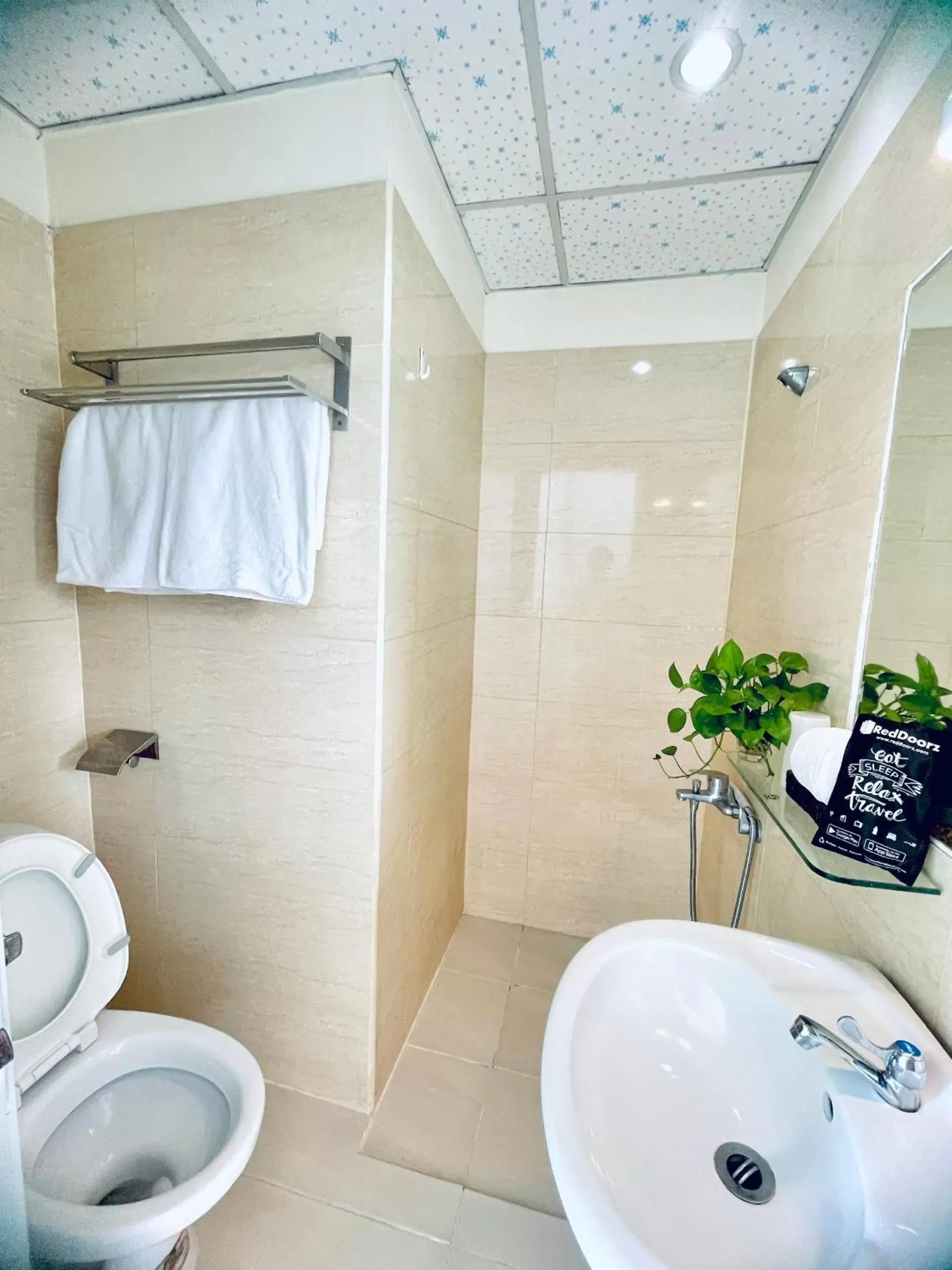 Toilet in Marieline Hotel Pham Ngu Lao Toilet in Marieline Hotel Pham Ngu Lao