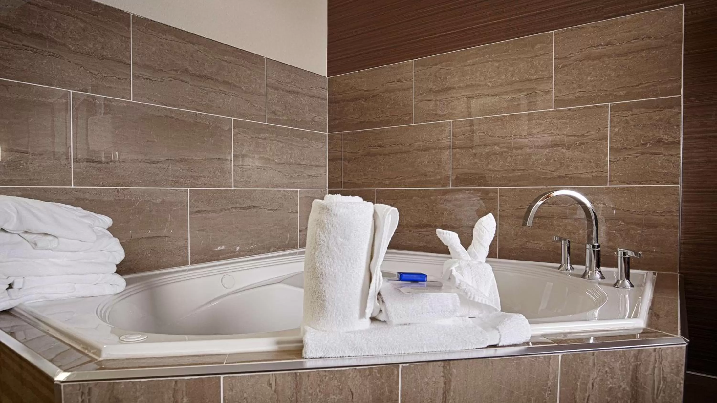 King Suite with Spa Bath in Best Western Plus Fergus Hotel