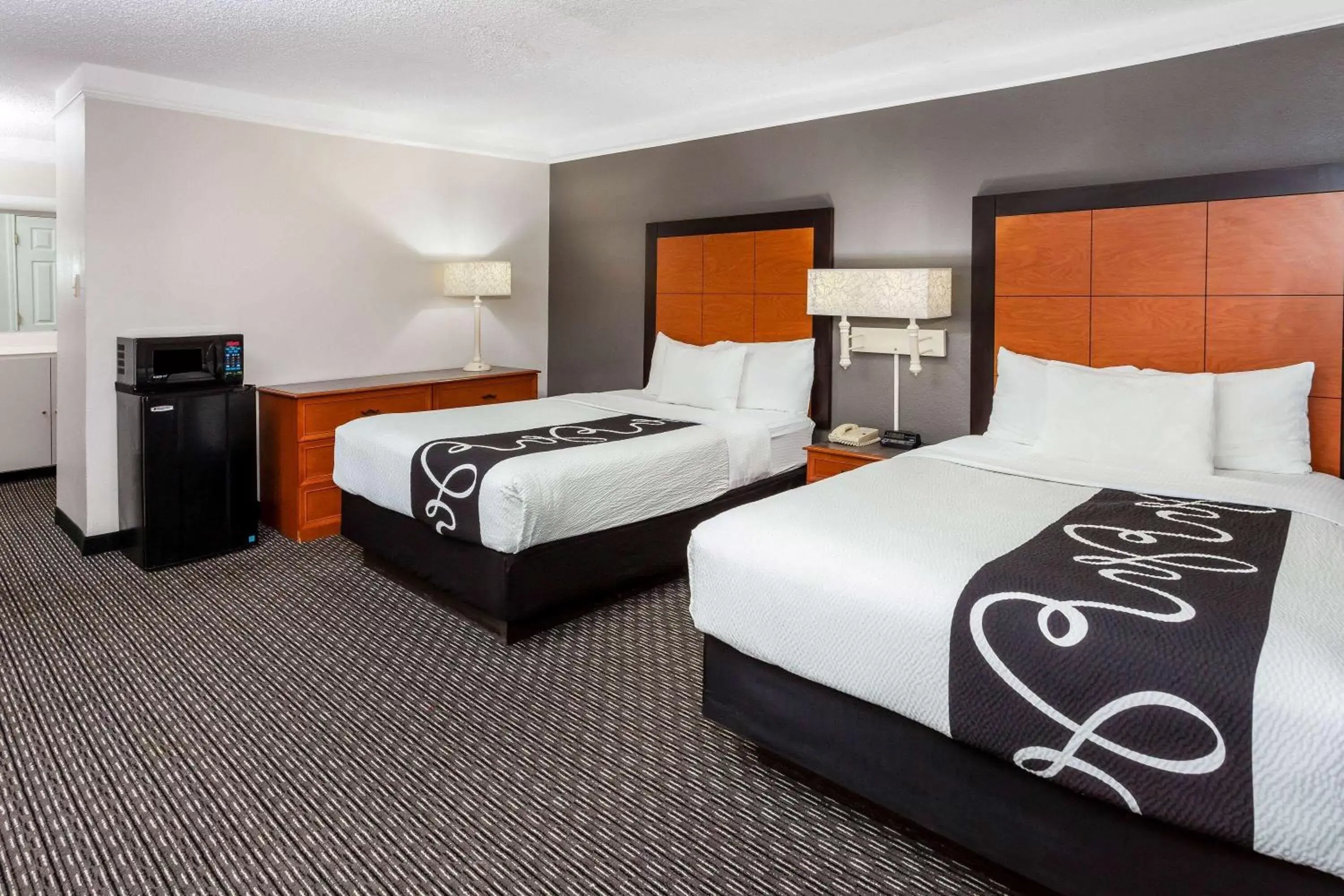 Photo of the whole room, Bed in La Quinta Inn by Wyndham Laredo I-35