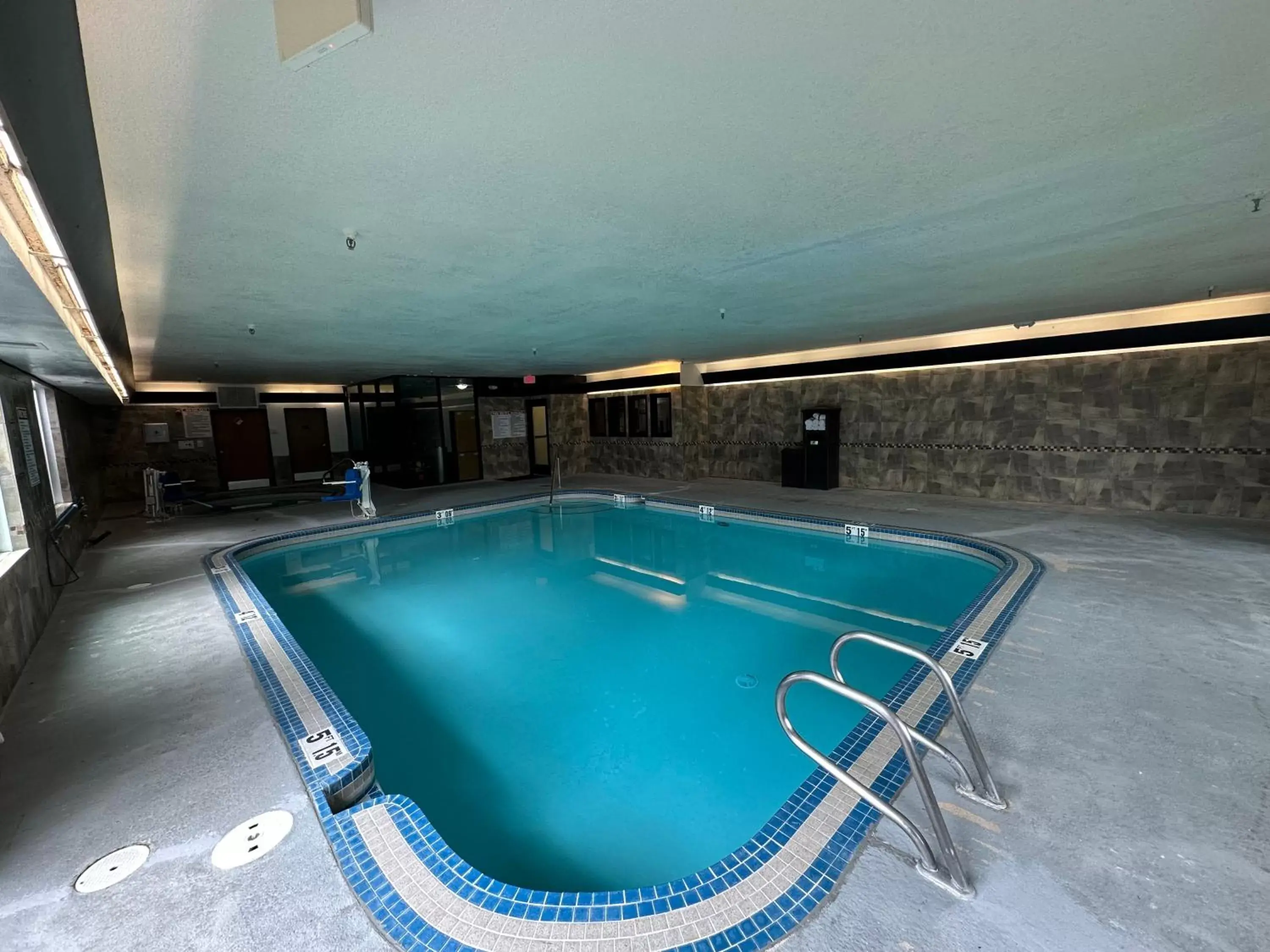 Swimming pool in Comfort Suites Near Vancouver Mall Swimming pool in Comfort Suites Near Vancouver Mall