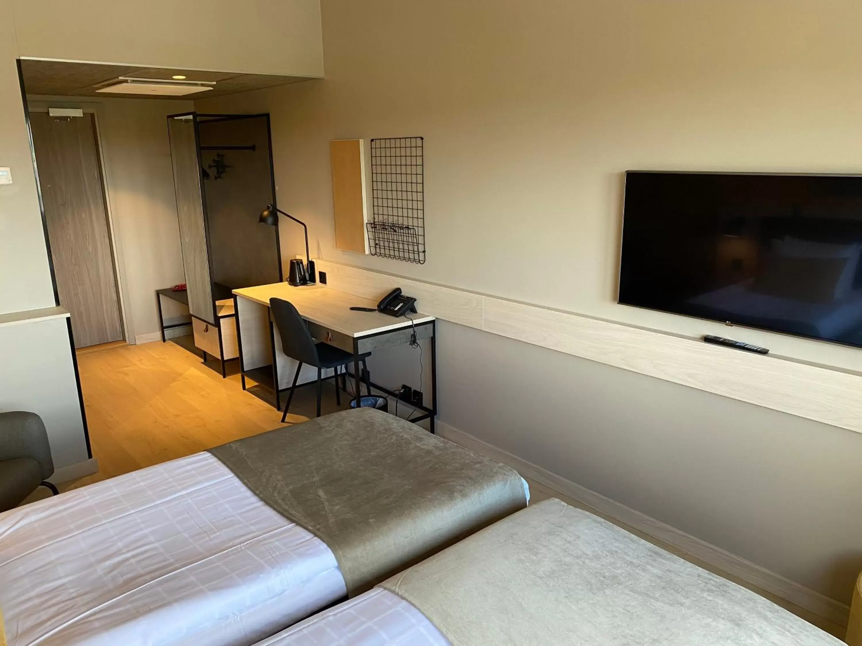 Bedroom, TV/Entertainment Center in Skyline Airport Hotel