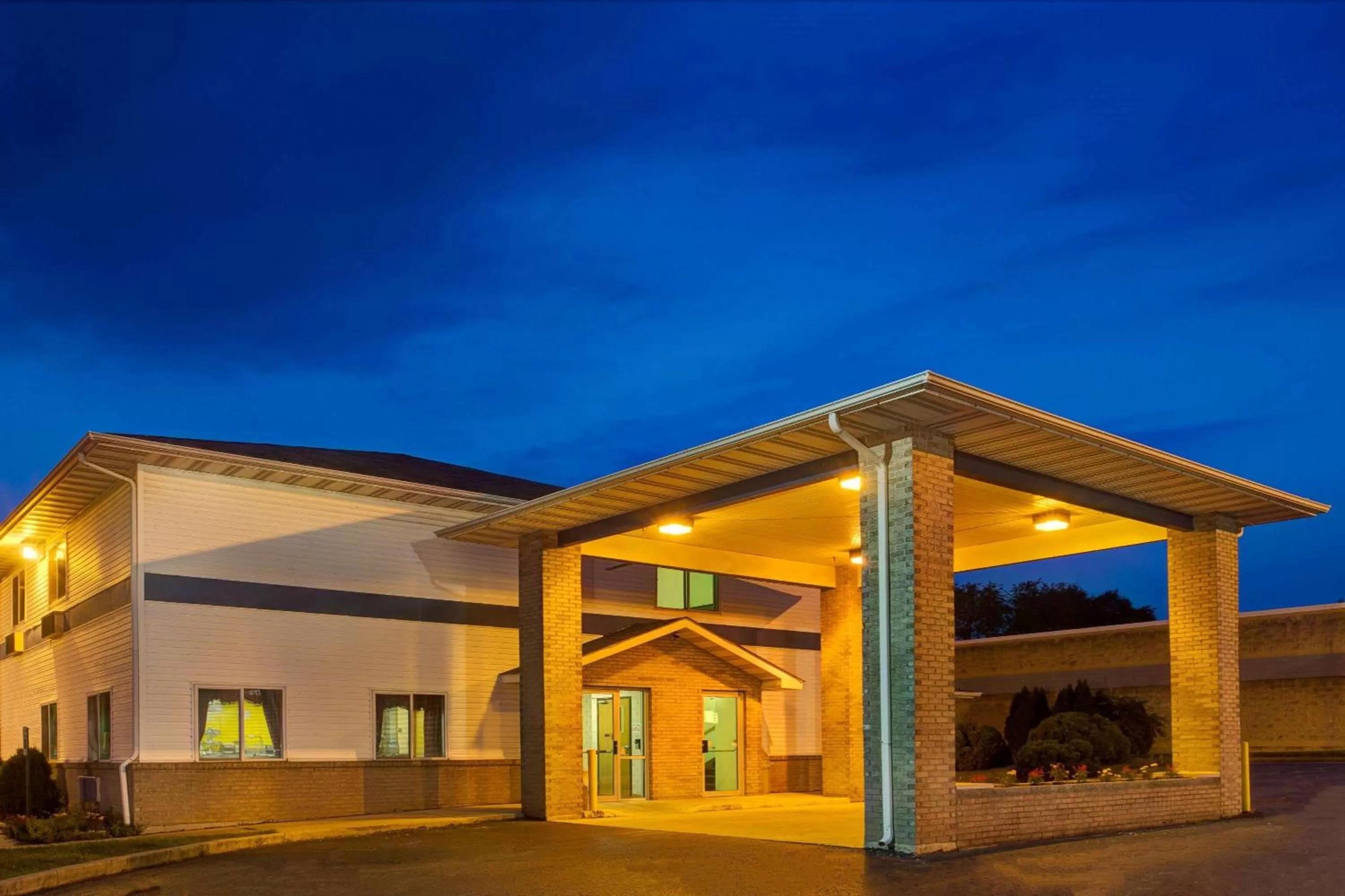 Property building in Super 8 by Wyndham Heath/Newark