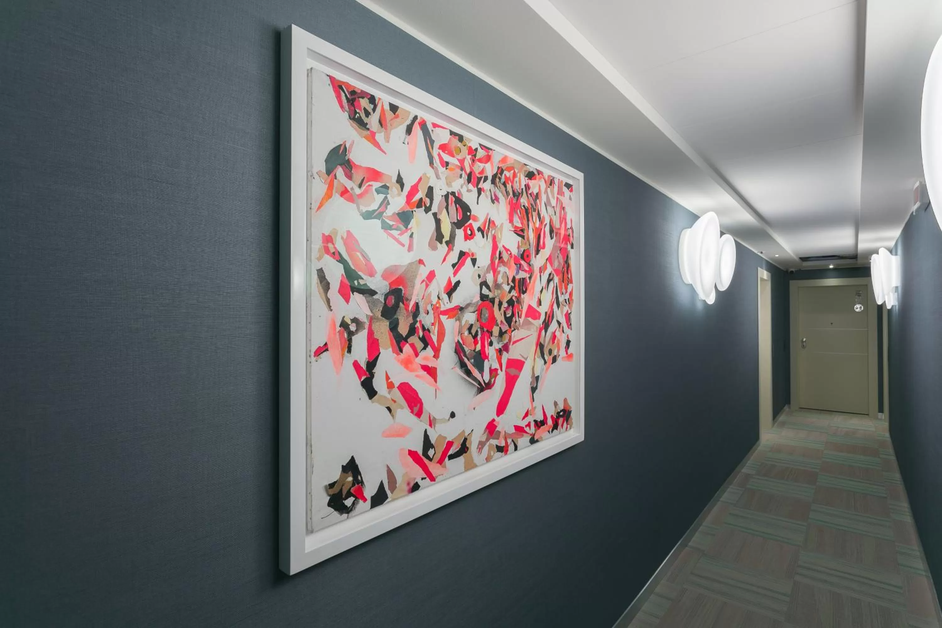 Decorative detail in Sant'Ambrogio Apartments, Reception h24