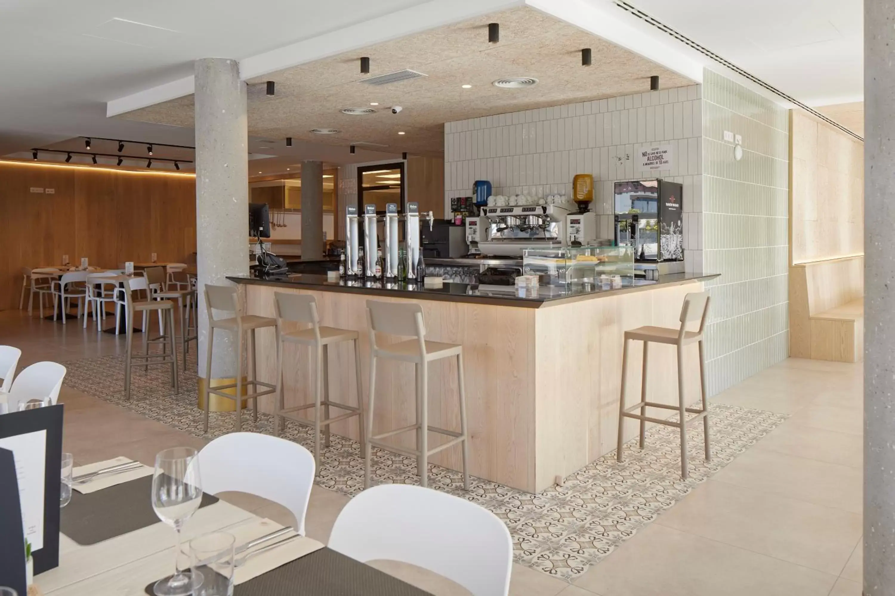 Restaurant/places to eat, Lounge/Bar in Hotel Logroño Avda de Madrid 25