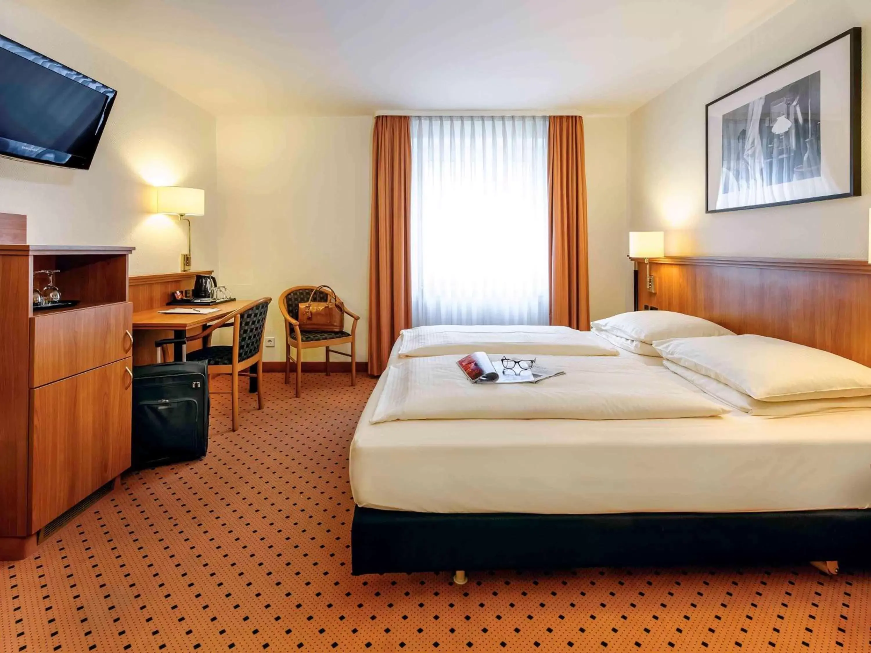 Photo of the whole room, Bed in Mercure Hotel München Altstadt