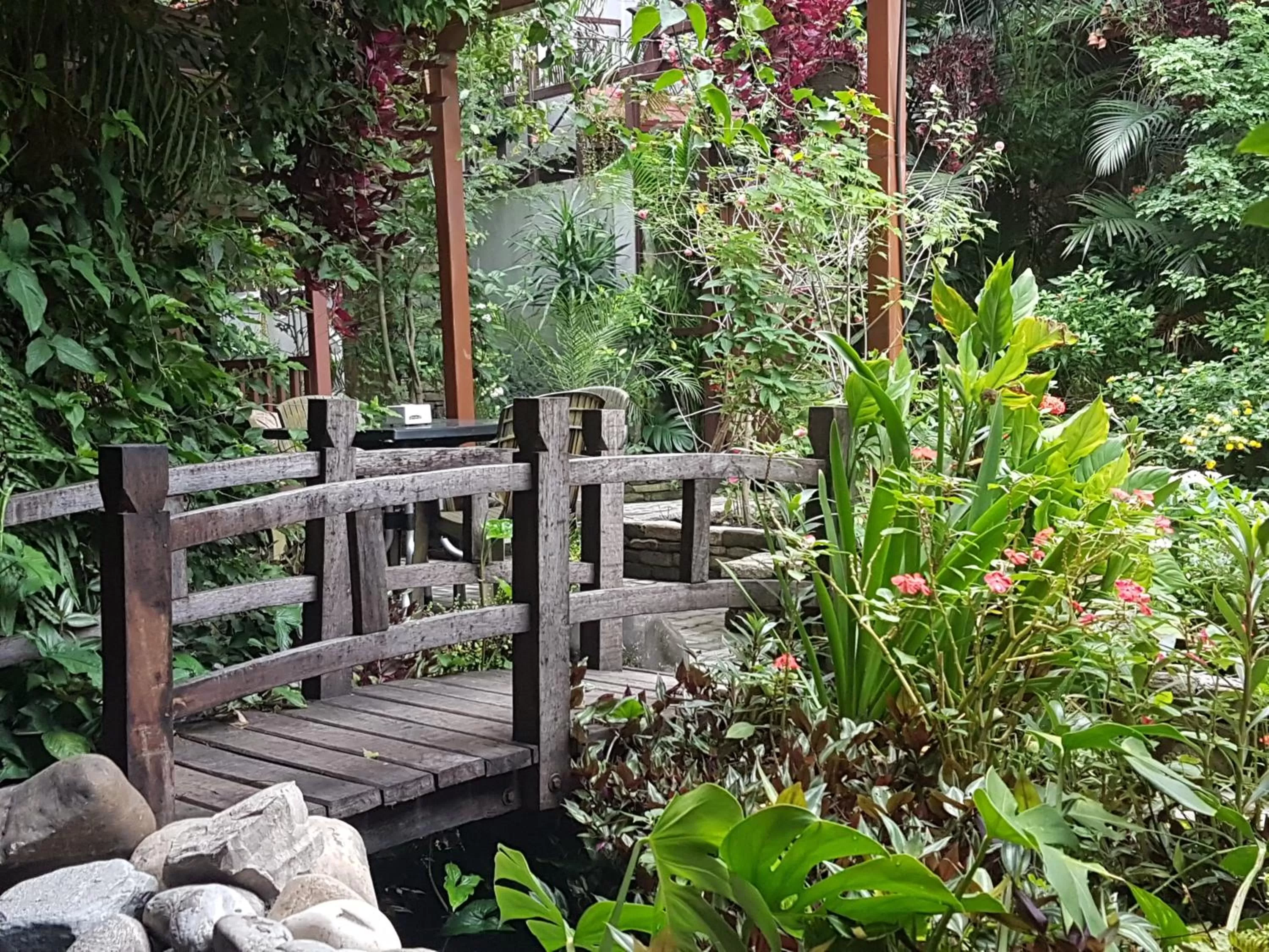 Garden in Hotel Middle Path & Spa