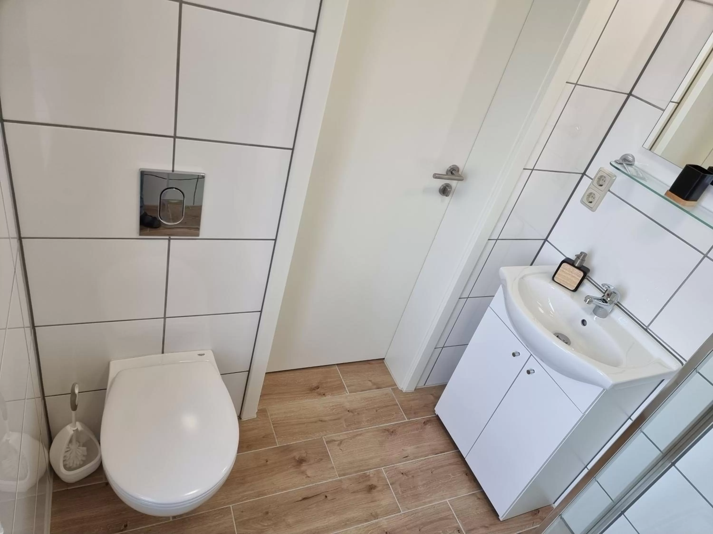 Shower in Gästehaus Grunewald Bed & Breakfast