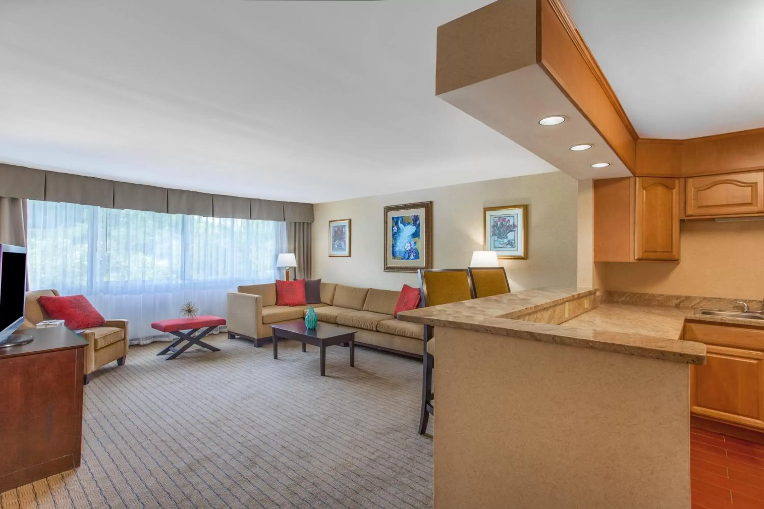 Bedroom, Seating Area in Holiday Inn Charlottesville-Monticello, an IHG Hotel