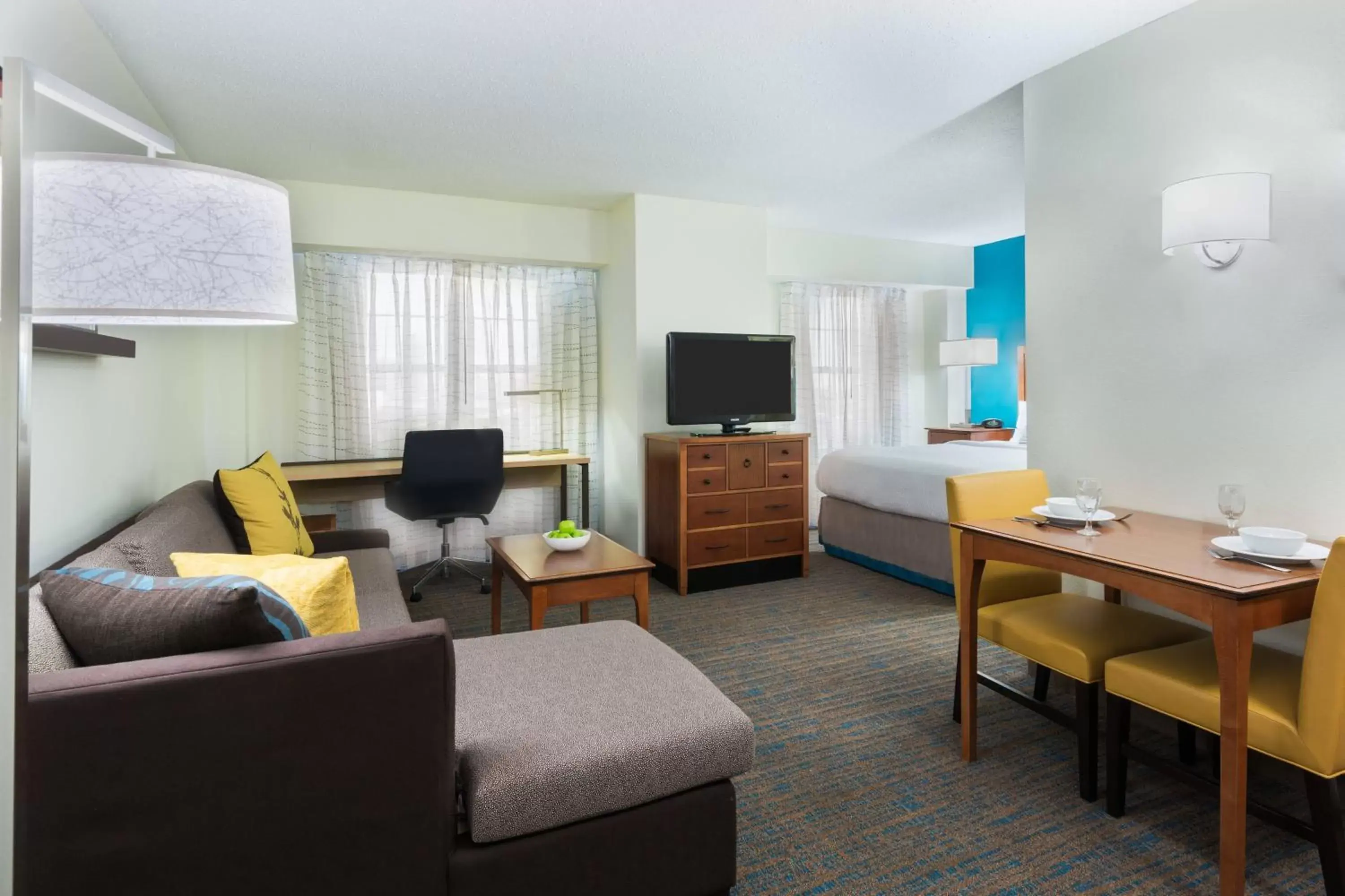 Photo of the whole room, Seating Area in Residence Inn by Marriott St. Louis Downtown