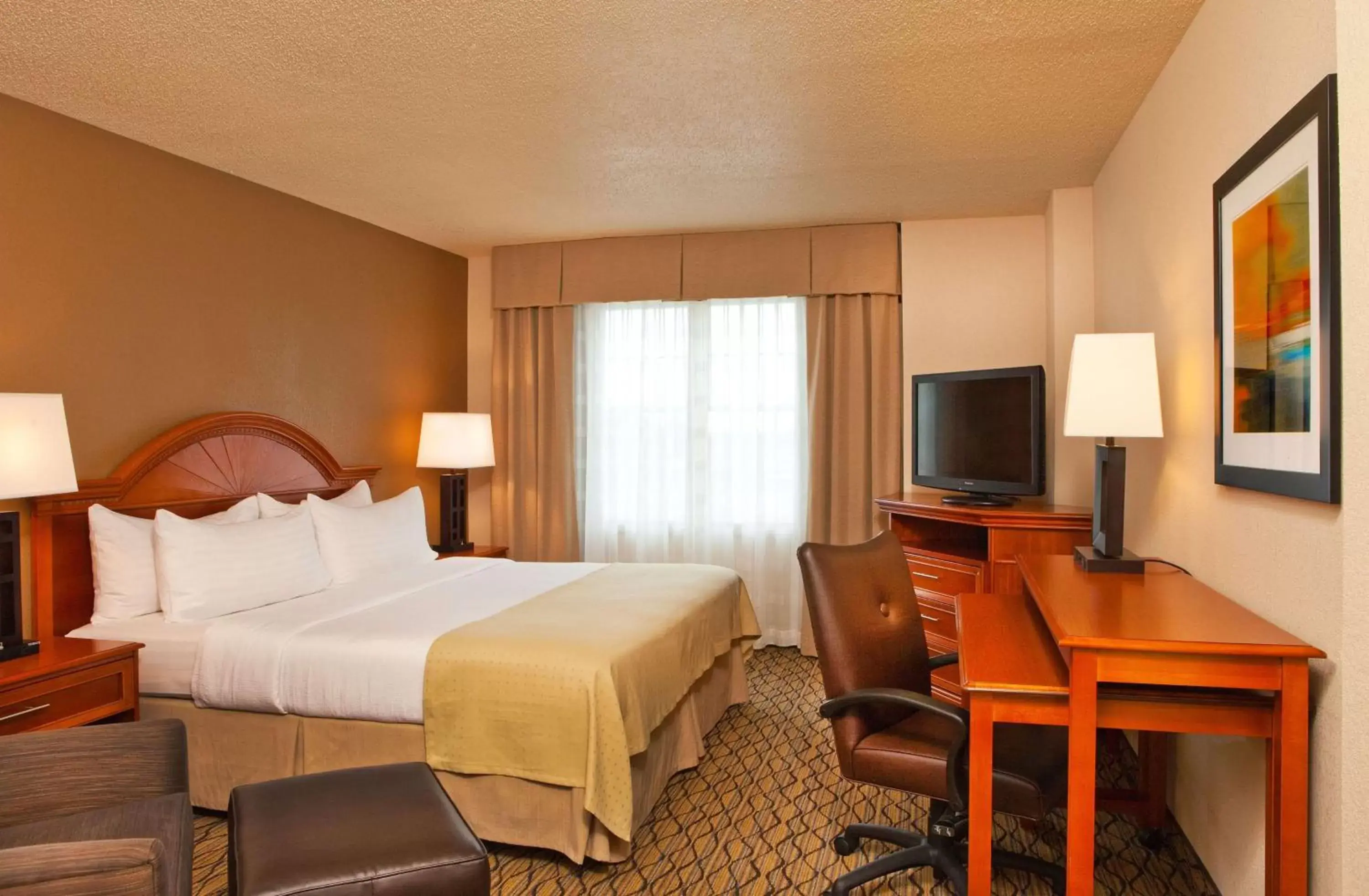 Photo of the whole room, Bed in Sonesta Atlanta Airport South