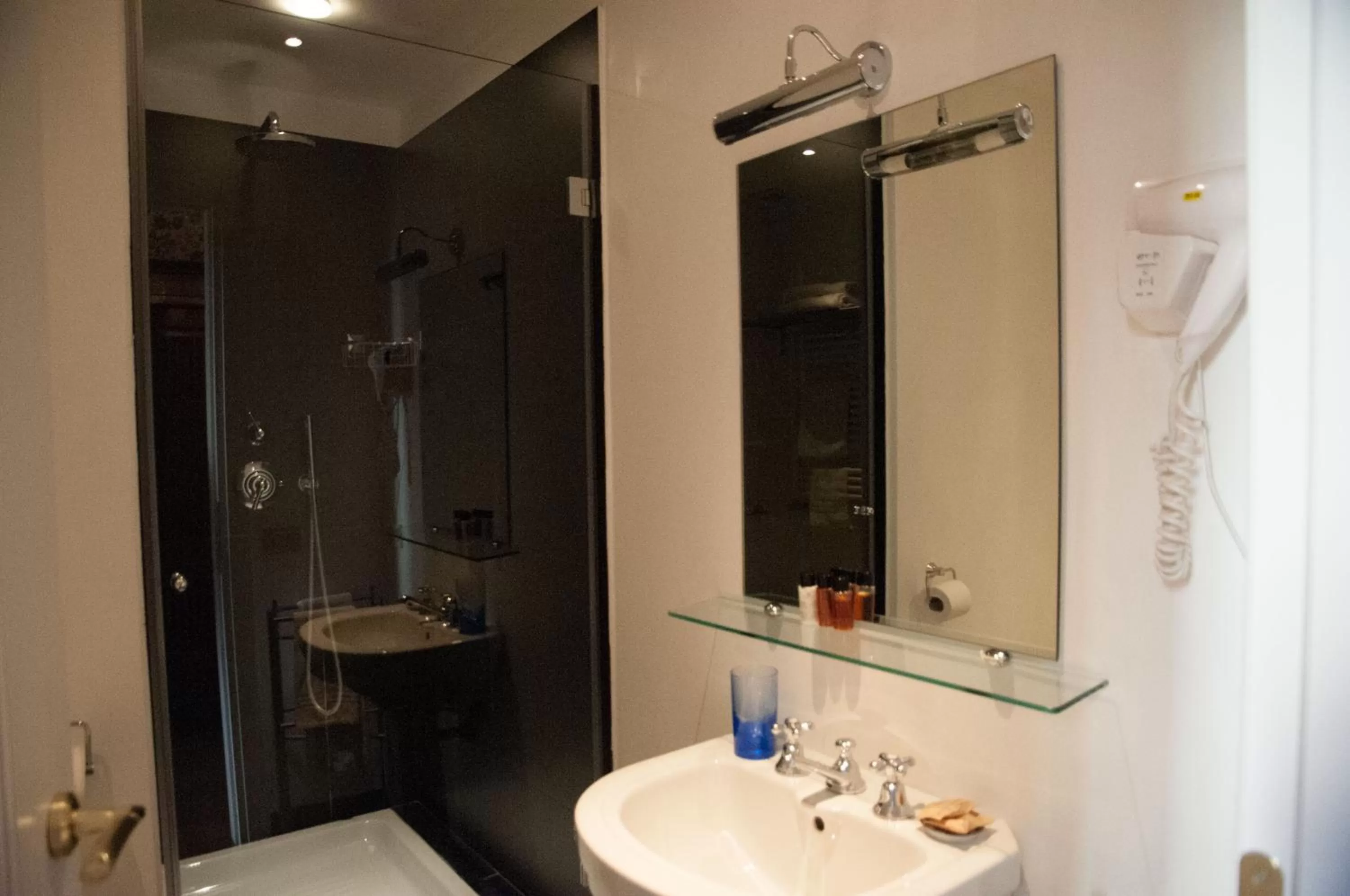 Toilet in Relais Teatro Argentina