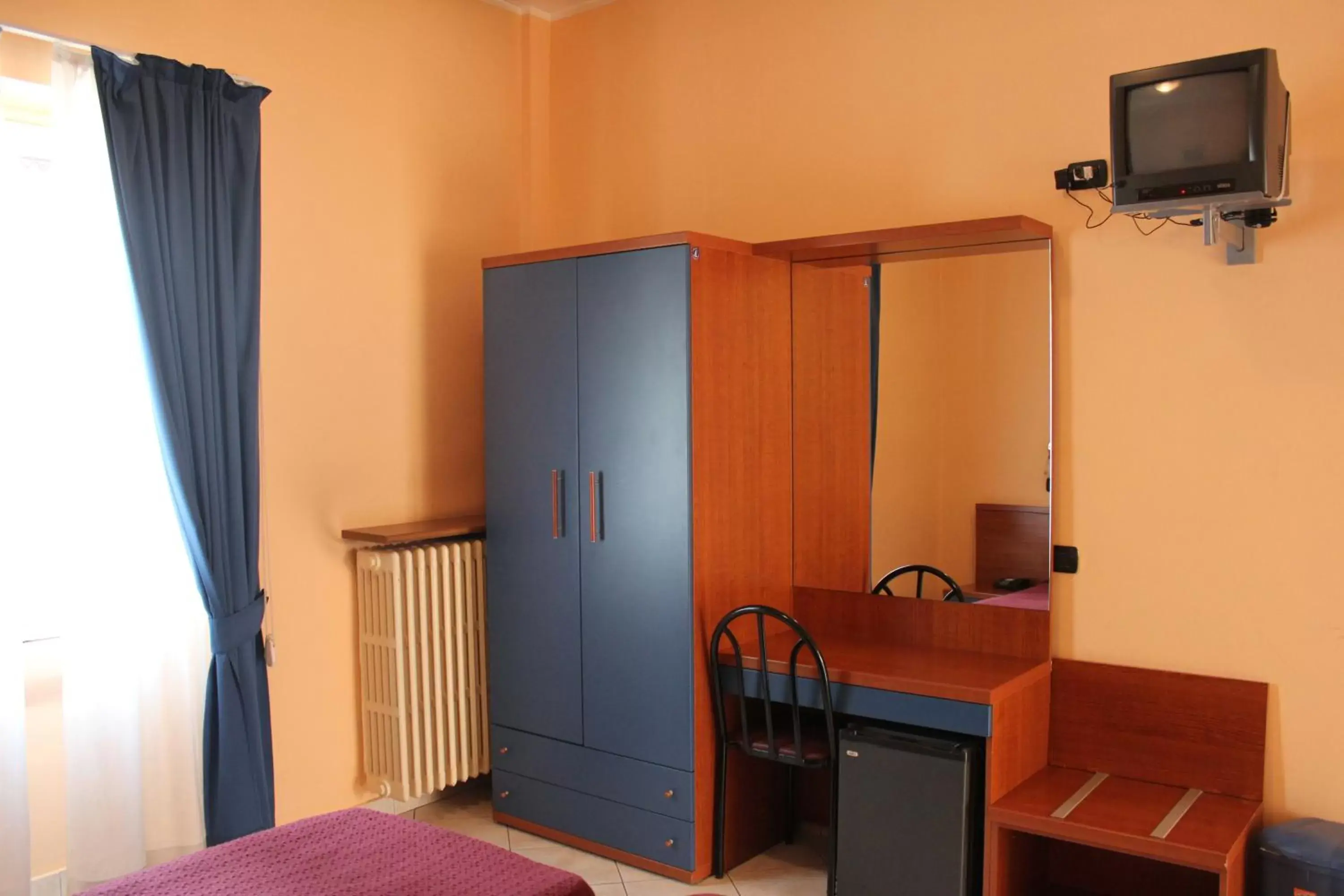 Bed, TV/Entertainment Center in Hotel Legnano