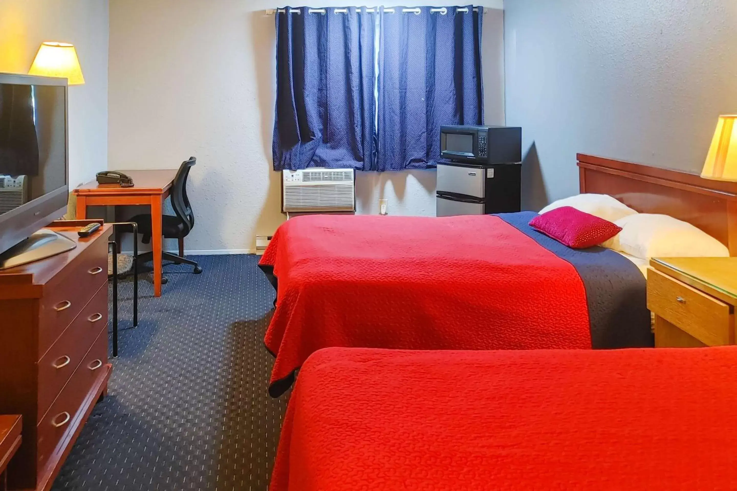 Bedroom, Bed in Rodeway Inn Seatac
