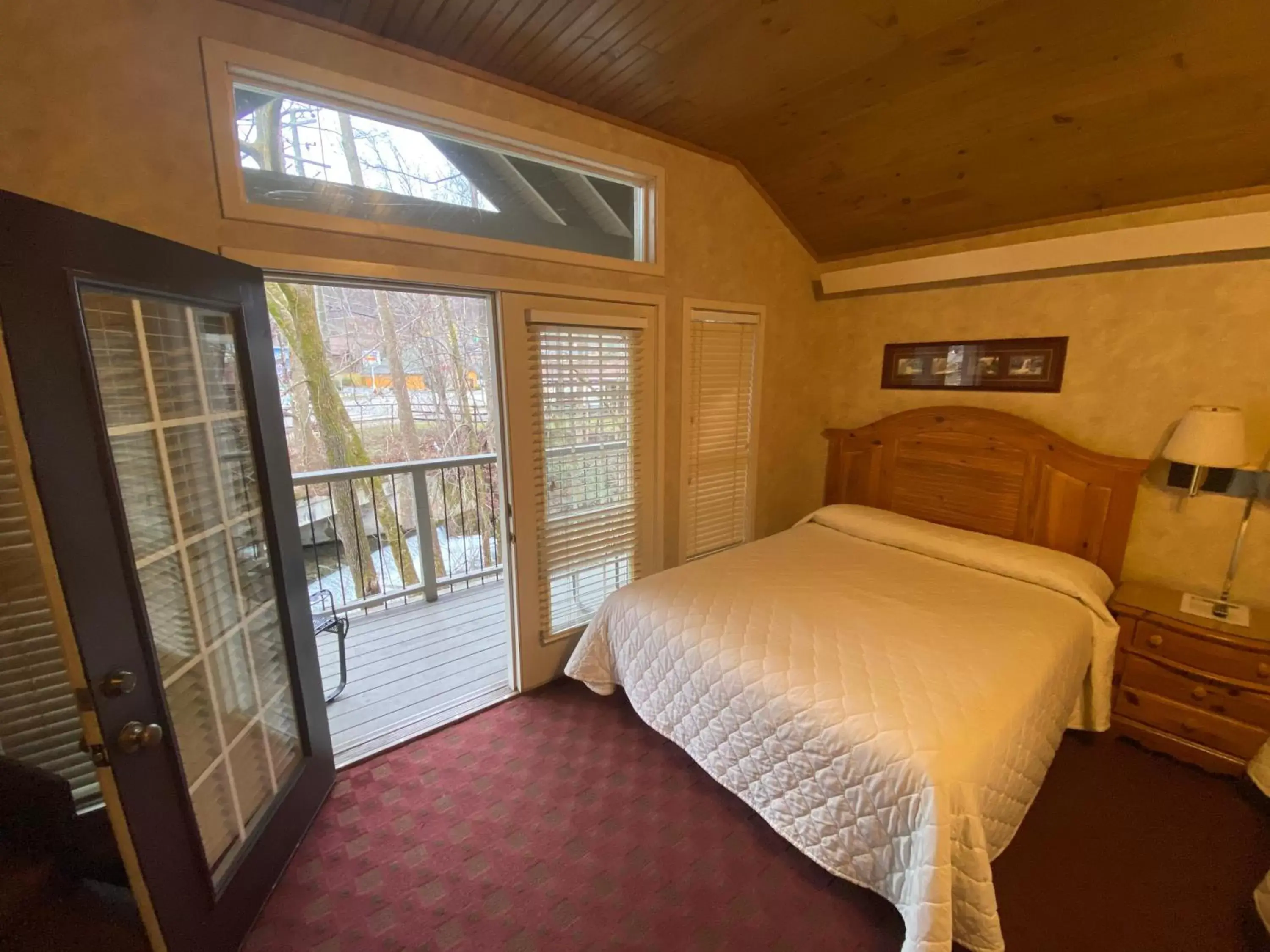 Bed in Carr's Northside Hotel and Cottages