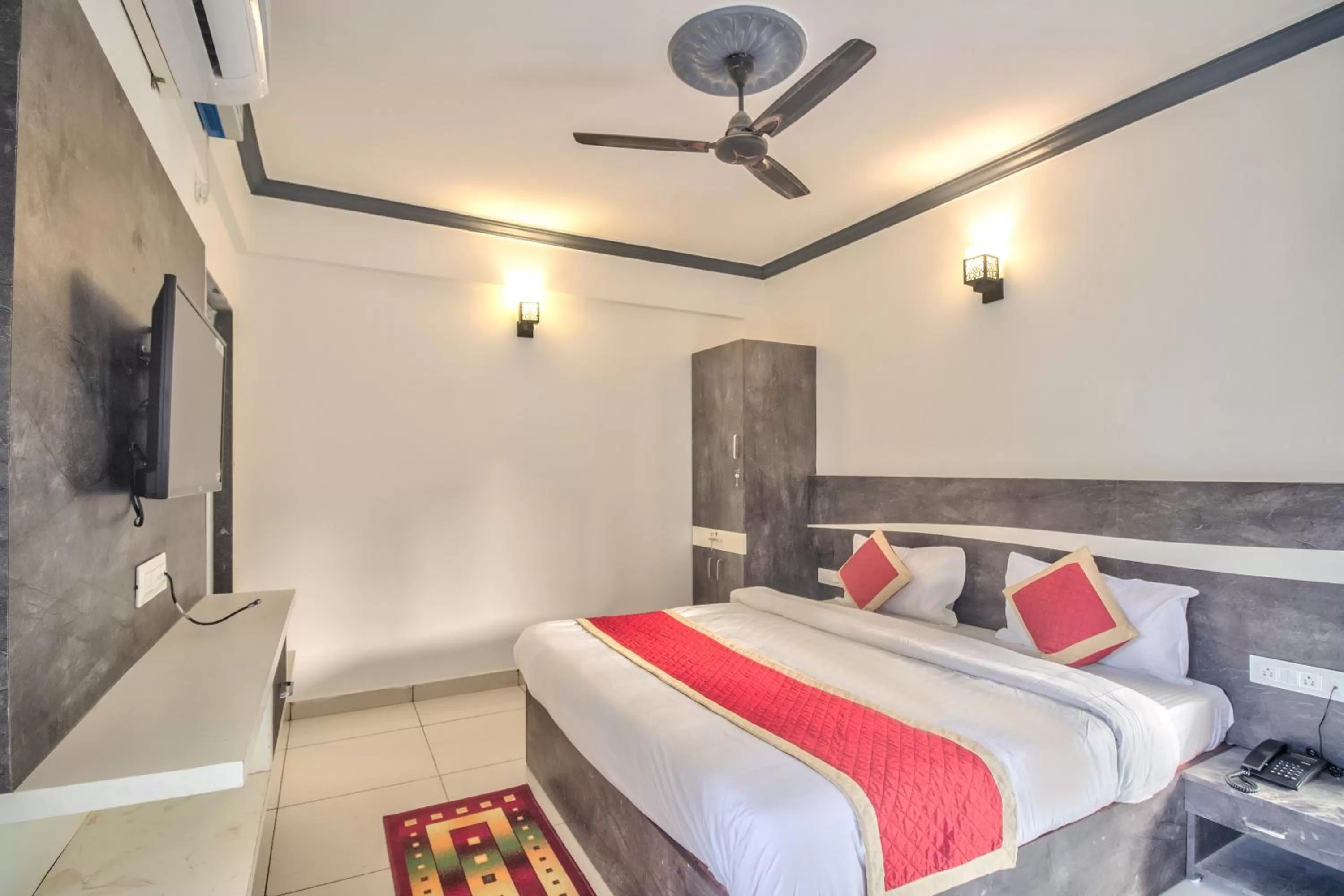 Photo of the whole room, Bed in Oceano Beach Resort