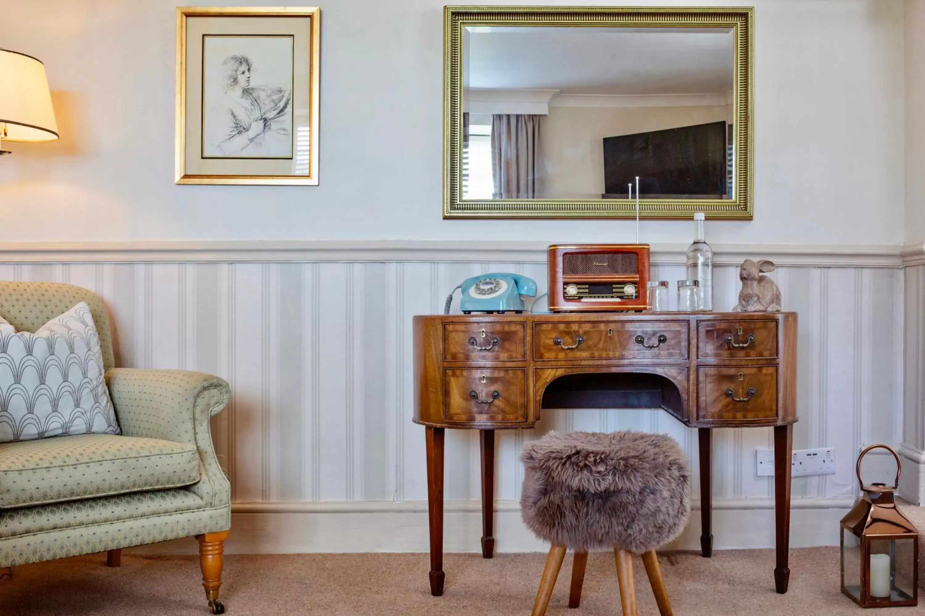 Bedroom, Seating Area in Burleigh Court Hotel