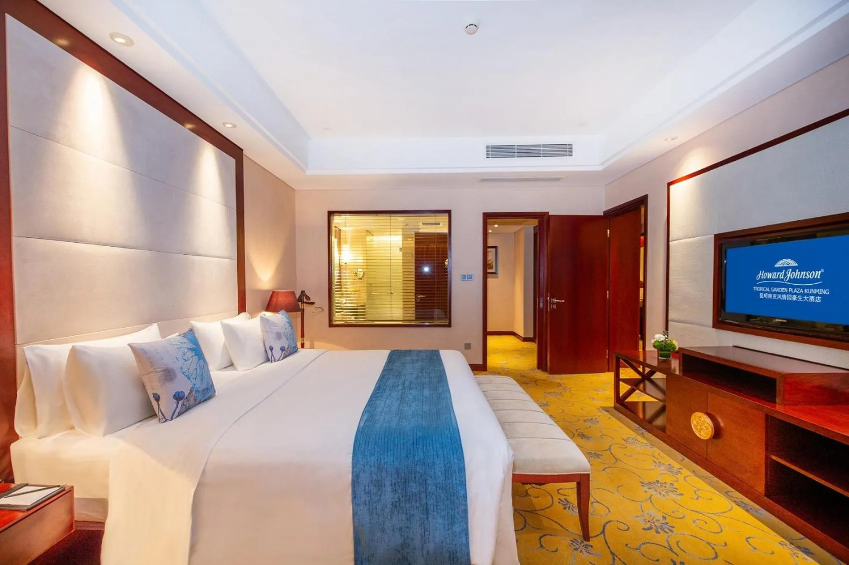 Photo of the whole room, Bed in Howard Johnson Tropical Garden Plaza Kunming