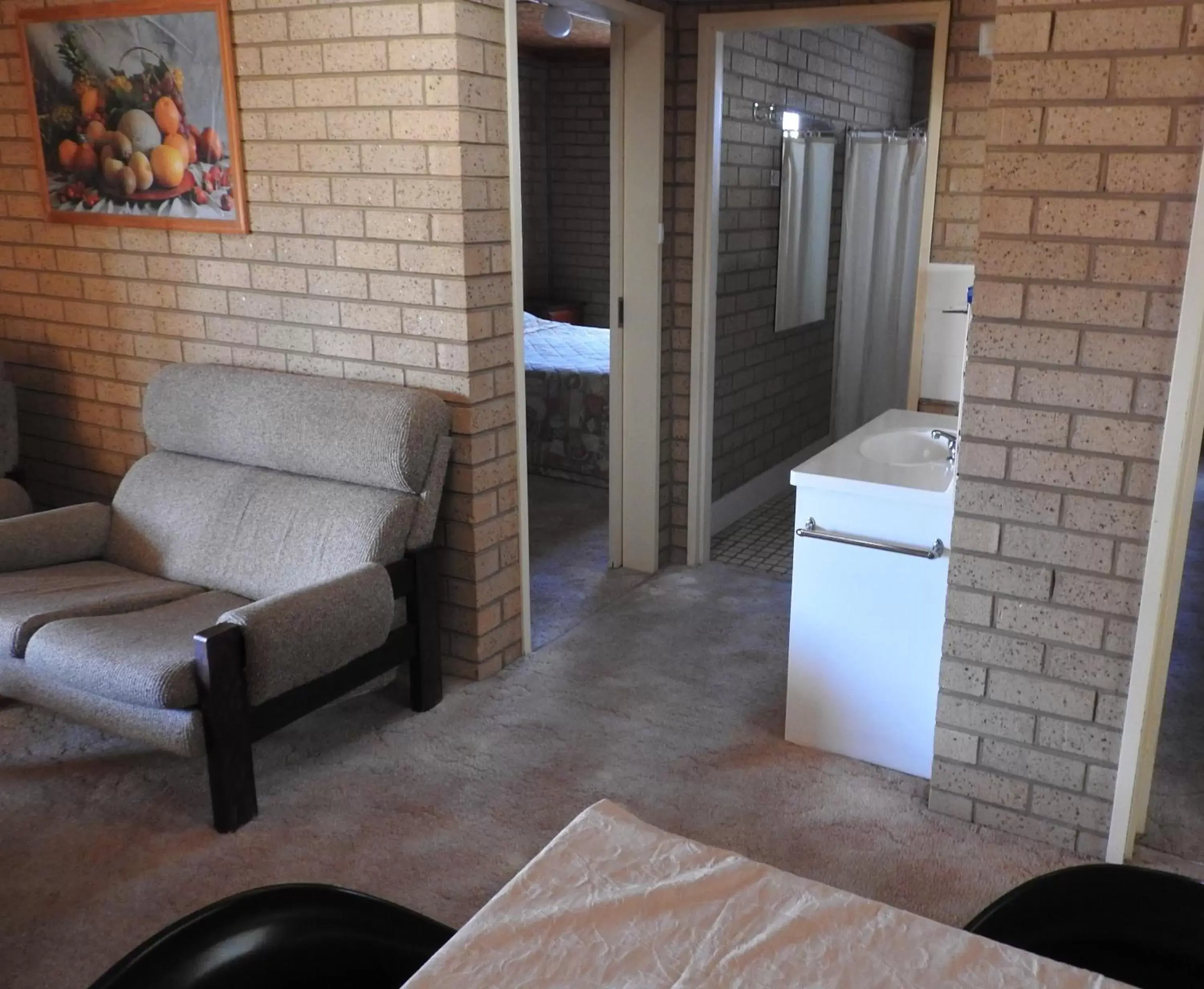 Bathroom, Seating Area in Lone Pine Motel