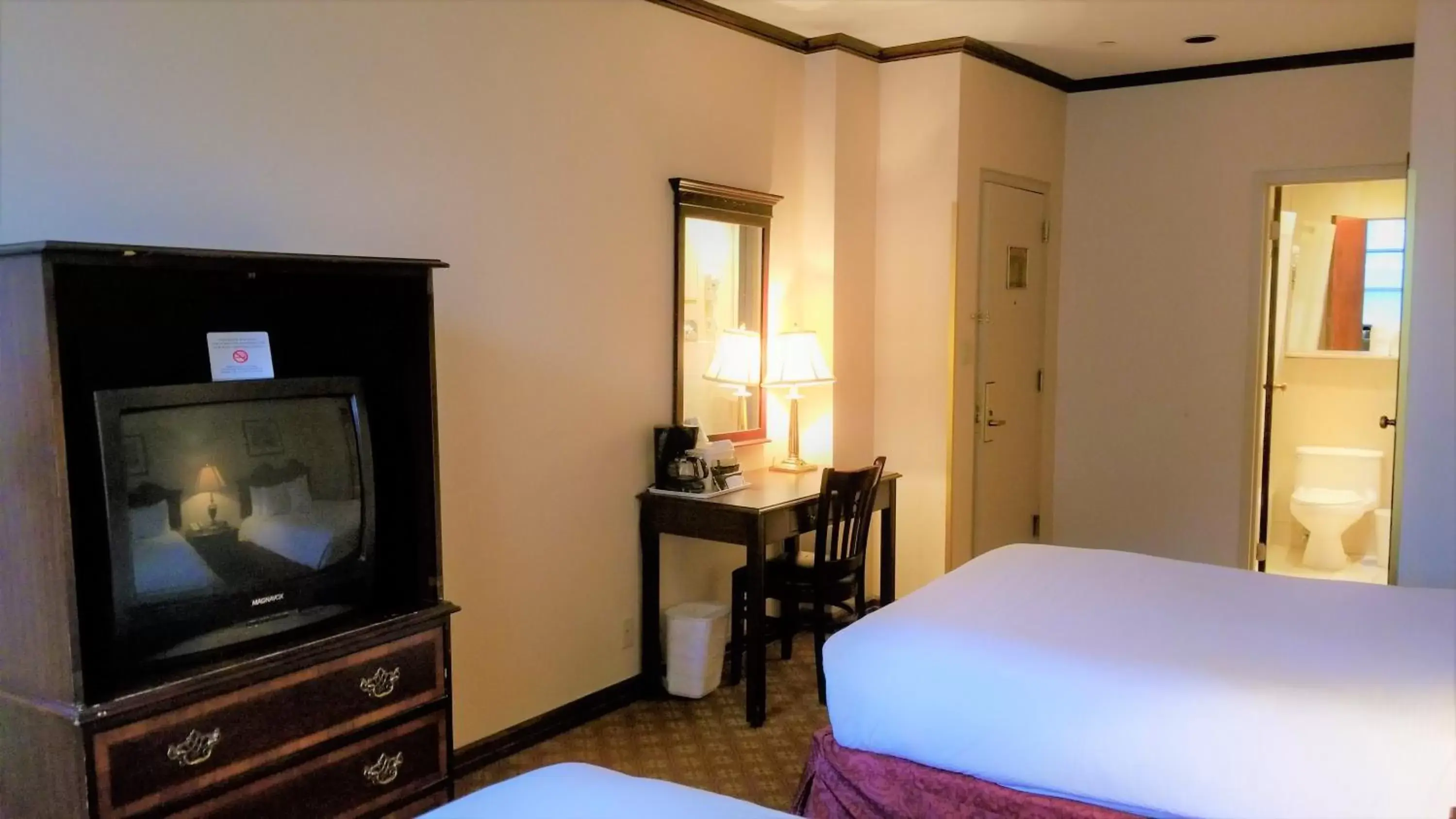 Bed, TV/Entertainment Center in Night Hotel Broadway