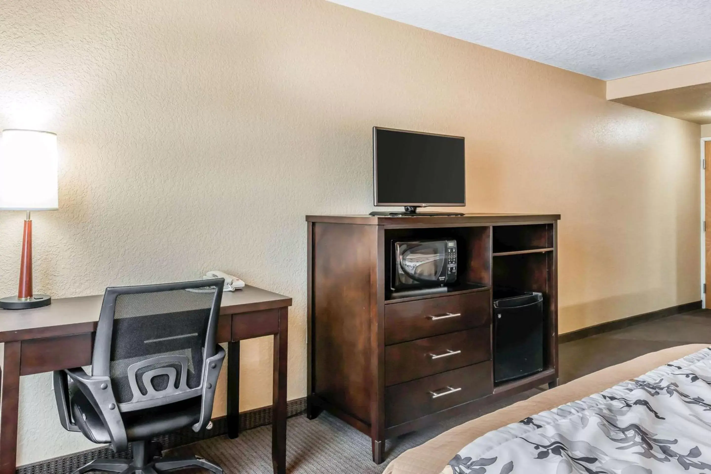 Photo of the whole room, TV/Entertainment Center in Sleep Inn & Suites Ocala - Belleview
