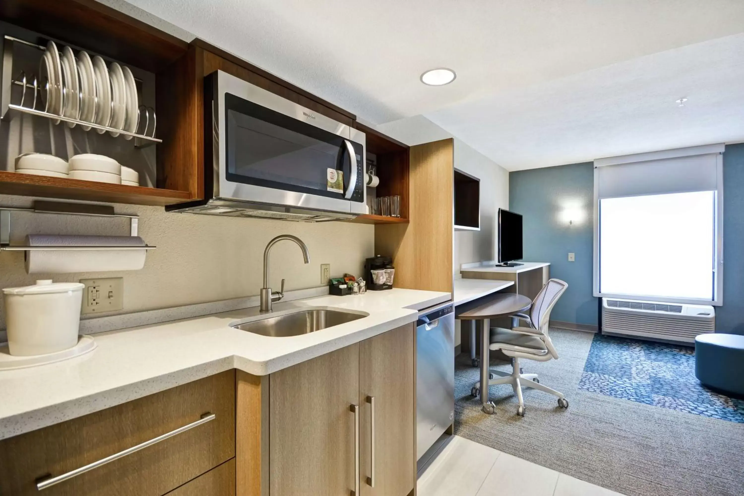 Bedroom, Kitchen/Kitchenette in Home2 Suites By Hilton Portland Airport