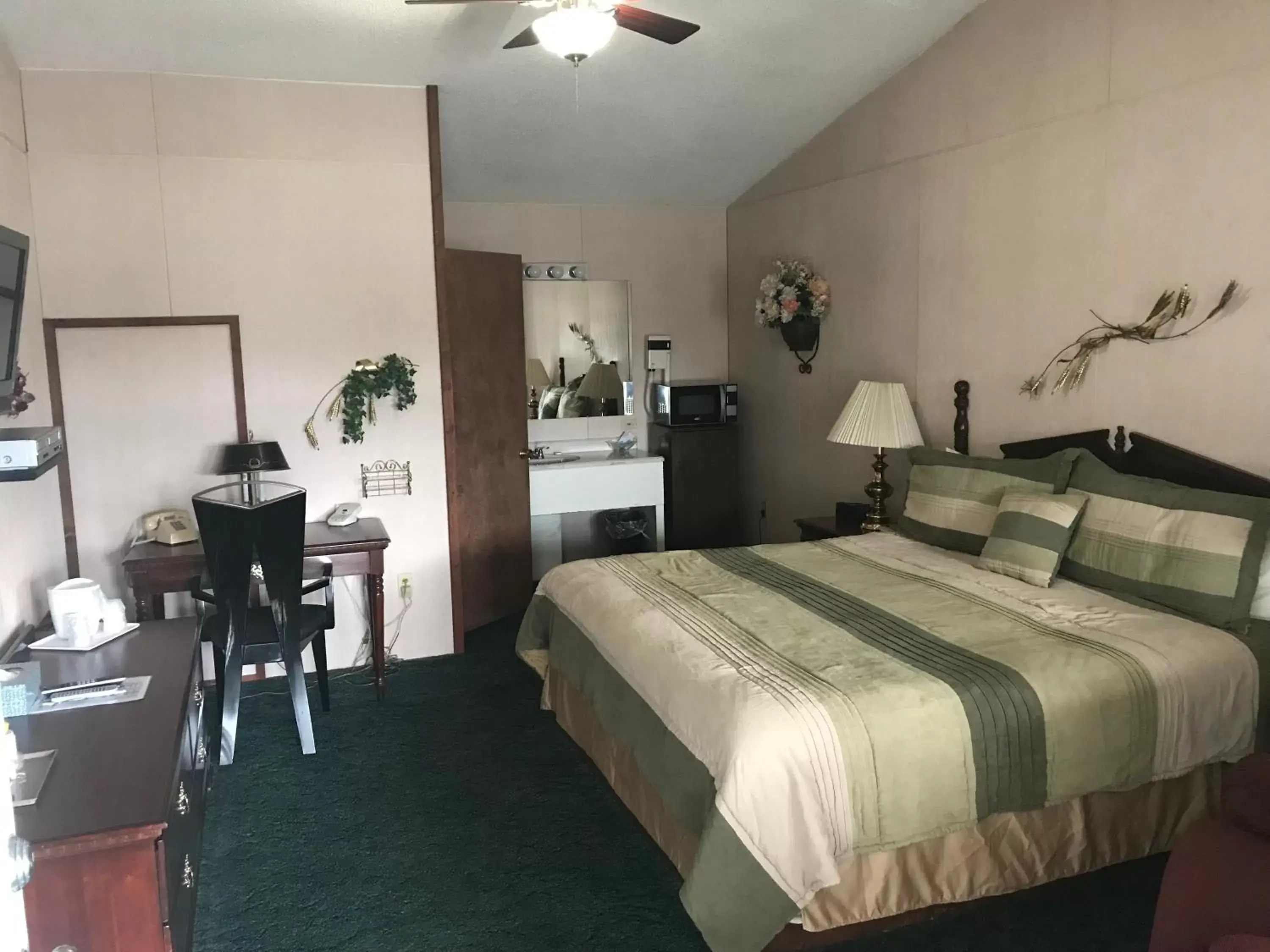 Bedroom in Longhouse Lodge Motel