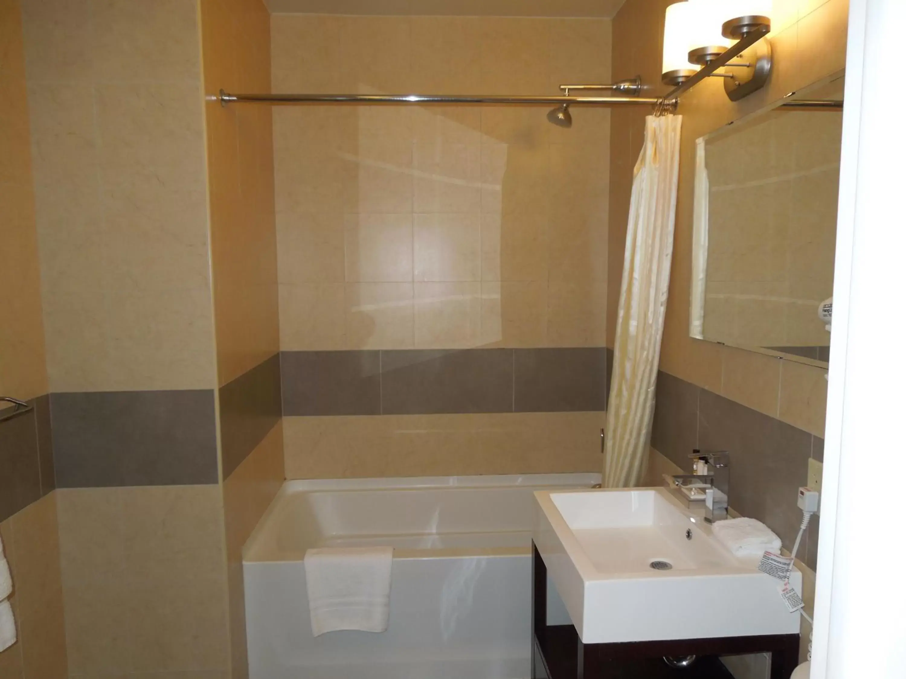 Bathroom in Pointe Plaza Hotel