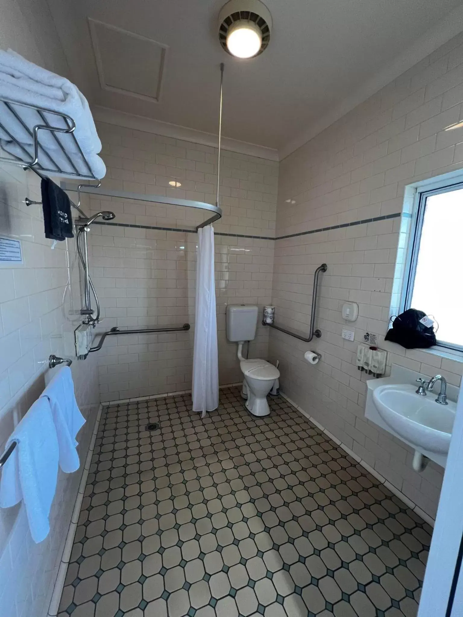 Shower, Bathroom in Tumbarumba Motel & Elms Restaurant