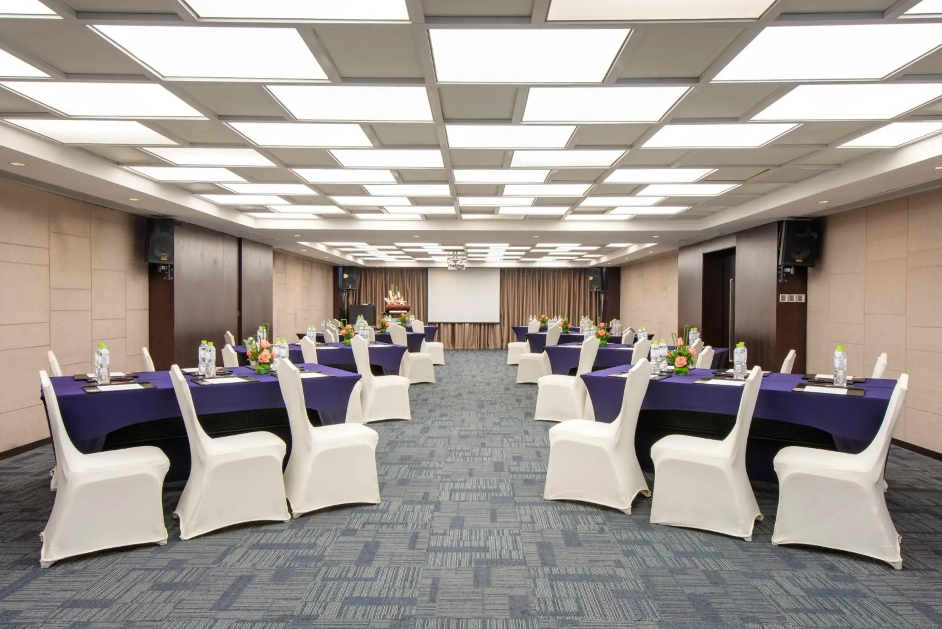 Meeting/conference room in Holiday Inn Express Chengdu Wuhou, an IHG Hotel