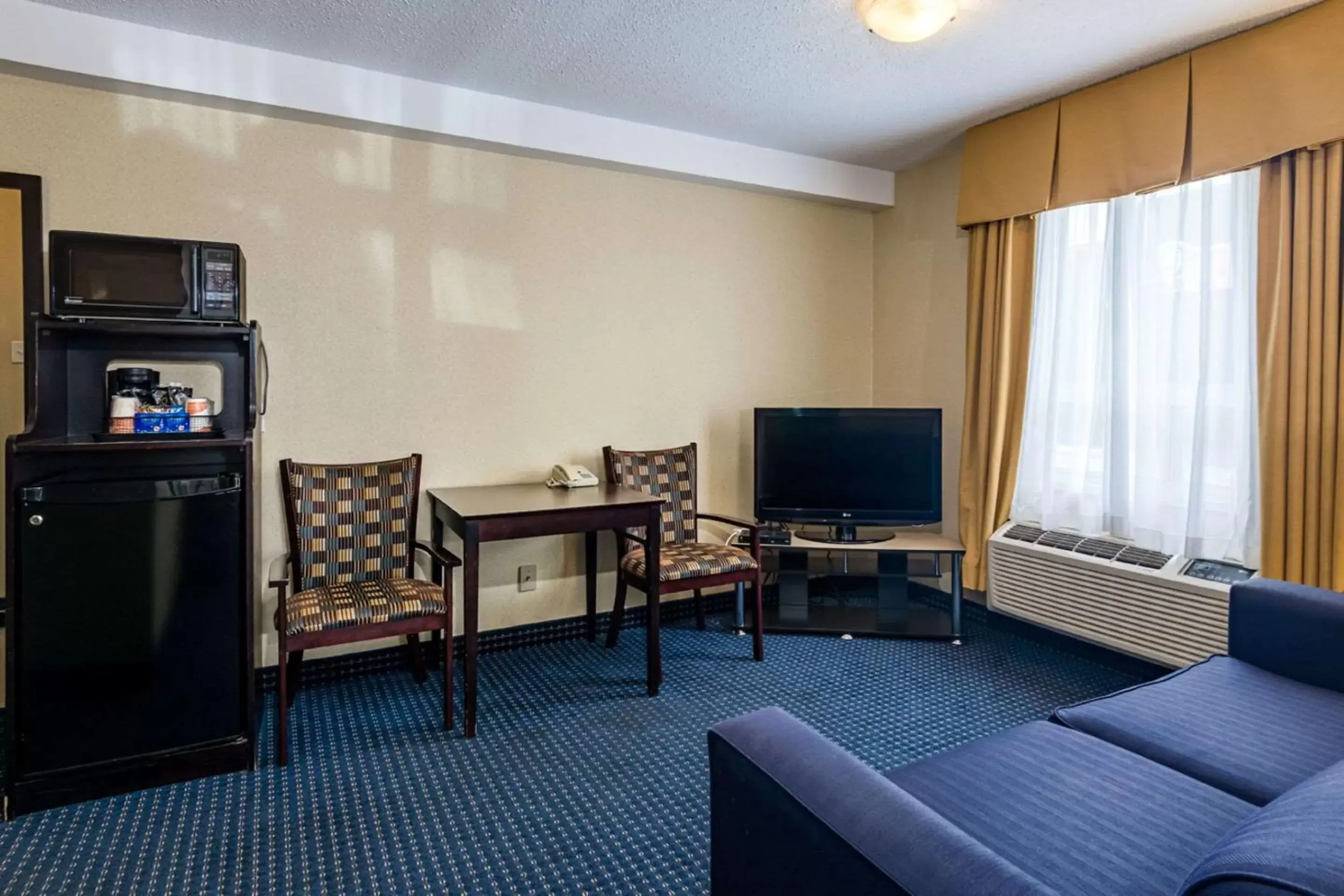 Bedroom, TV/Entertainment Center in Comfort Inn - Gander