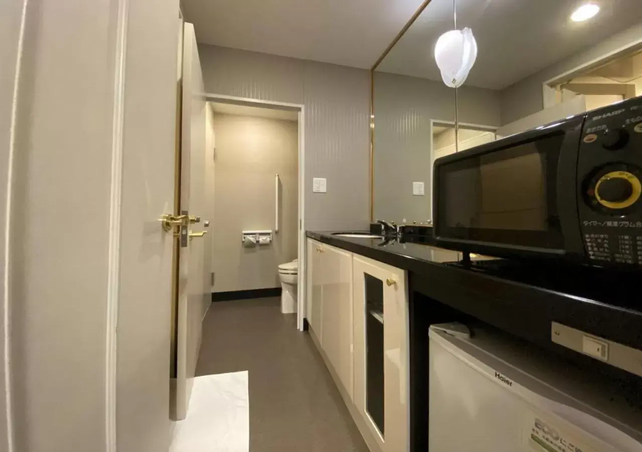 Bathroom, Kitchen/Kitchenette in APA Hotel Kanazawa Katamachi EXCELLENT